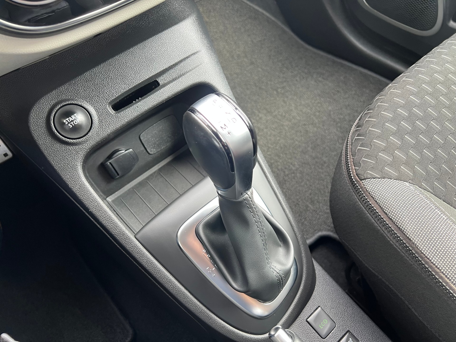 RENAULT Captur 1.2 TCe Intens EDC S/S-image-14