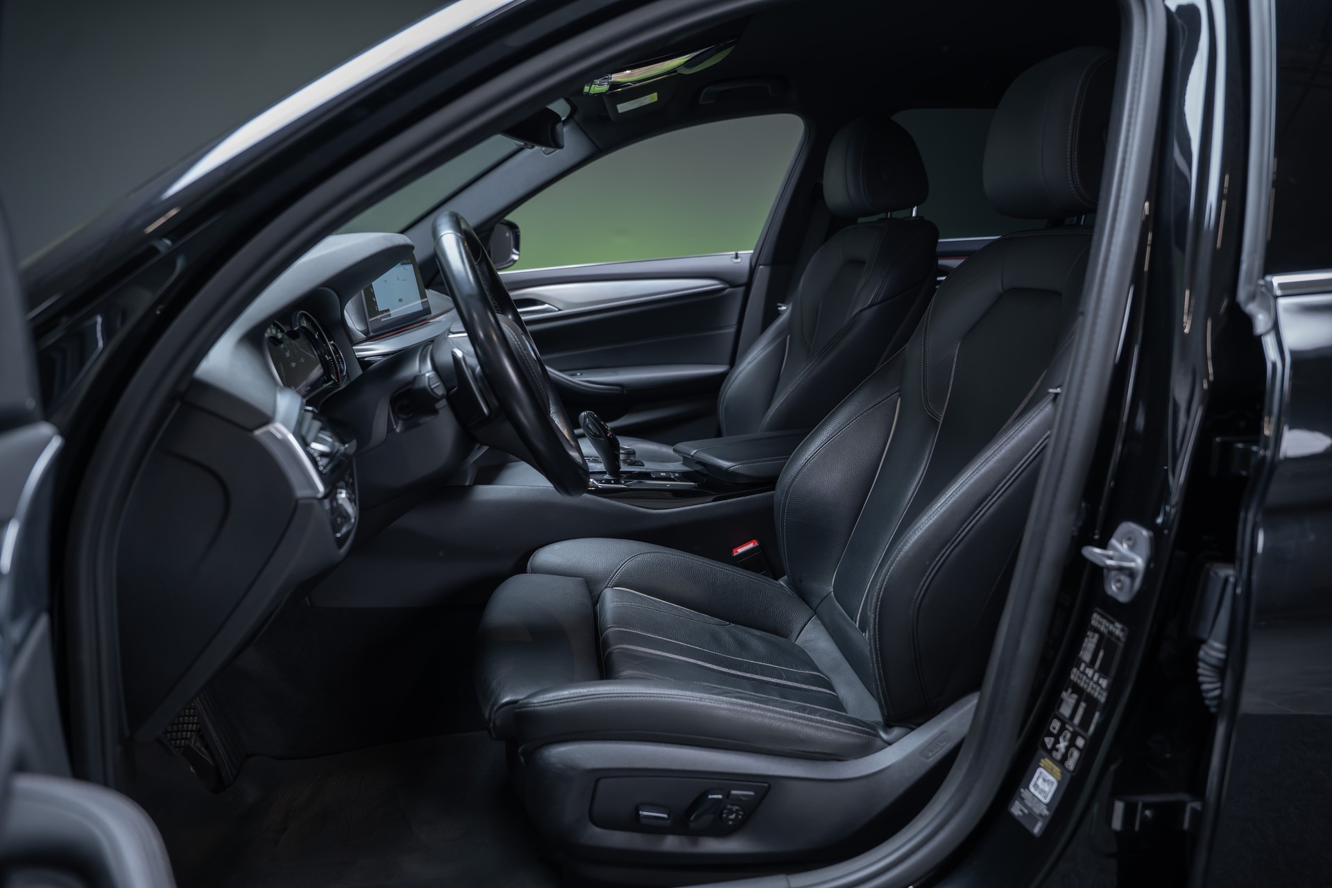 BMW 520d xDrive paddles Touring / CH-Fahrzeug / Rückfahrkamera / HeadUp-image-14