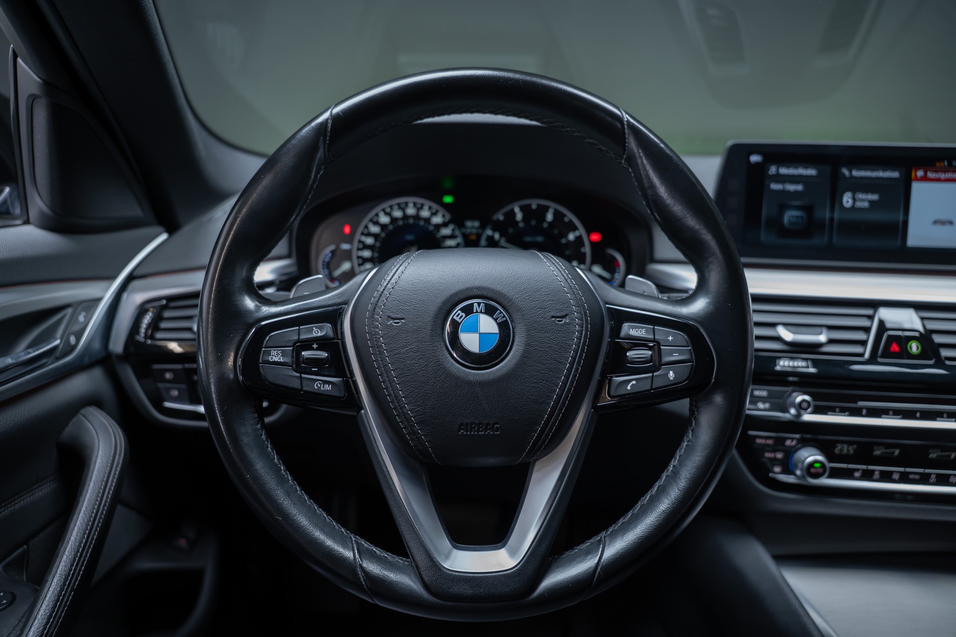 BMW 520d xDrive paddles Touring / CH-Fahrzeug / Rückfahrkamera / HeadUp-image-19