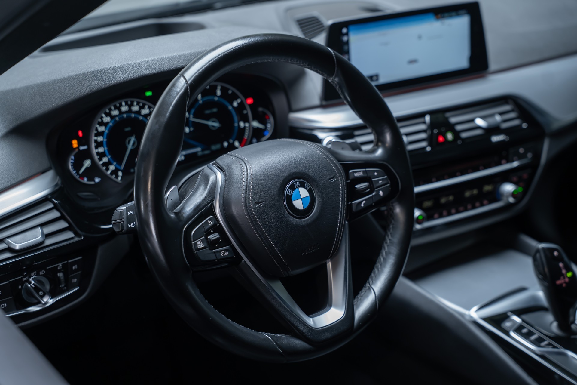 BMW 520d xDrive paddles Touring / CH-Fahrzeug / Rückfahrkamera / HeadUp-image-10