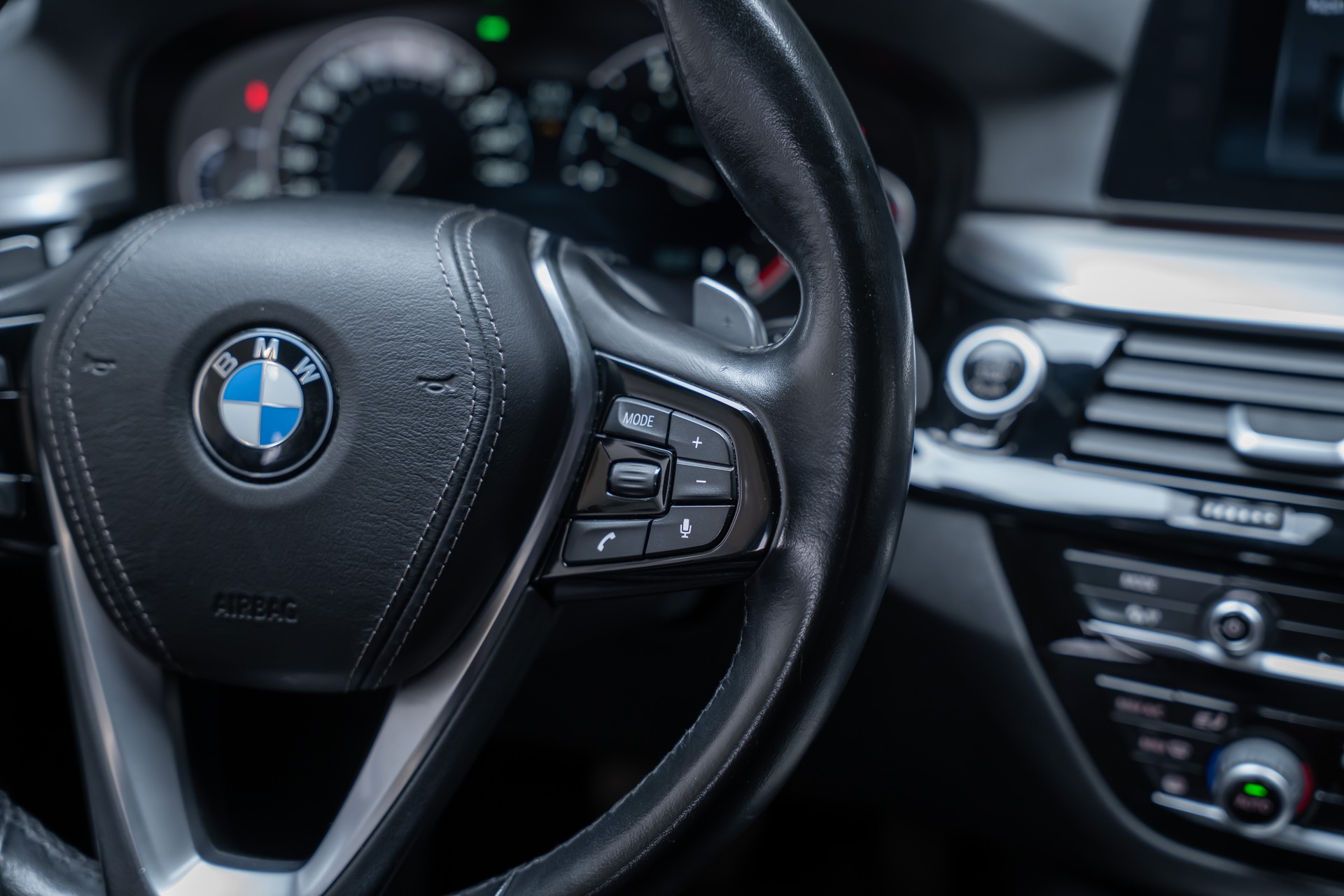 BMW 520d xDrive paddles Touring / CH-Fahrzeug / Rückfahrkamera / HeadUp-image-21