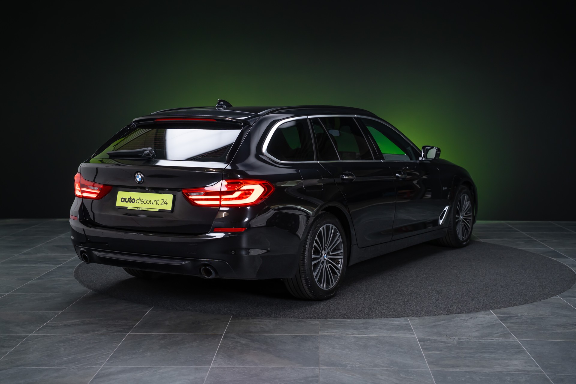 BMW 520d xDrive paddles Touring / CH-Fahrzeug / Rückfahrkamera / HeadUp-image-4
