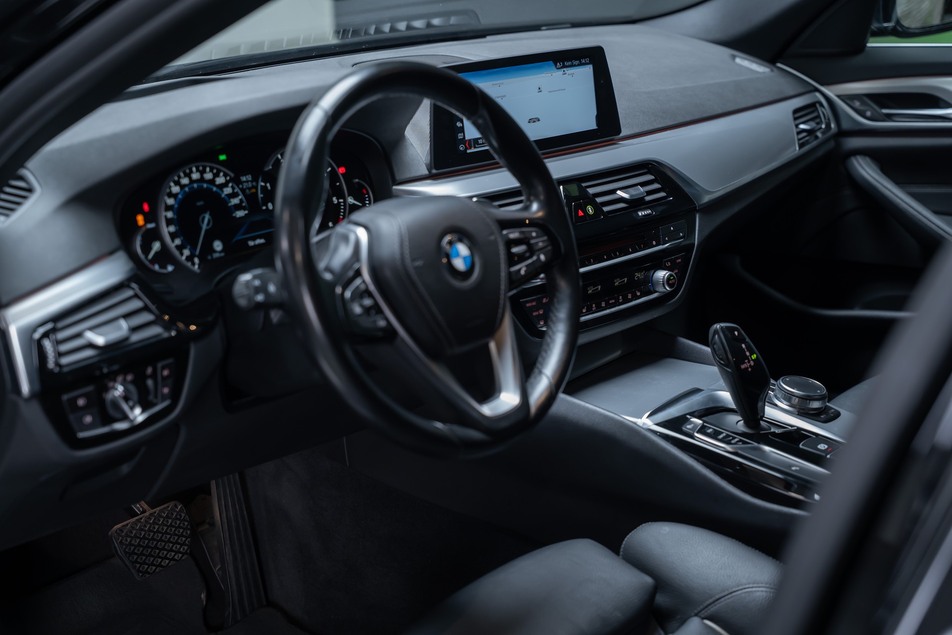 BMW 520d xDrive paddles Touring / CH-Fahrzeug / Rückfahrkamera / HeadUp-image-11