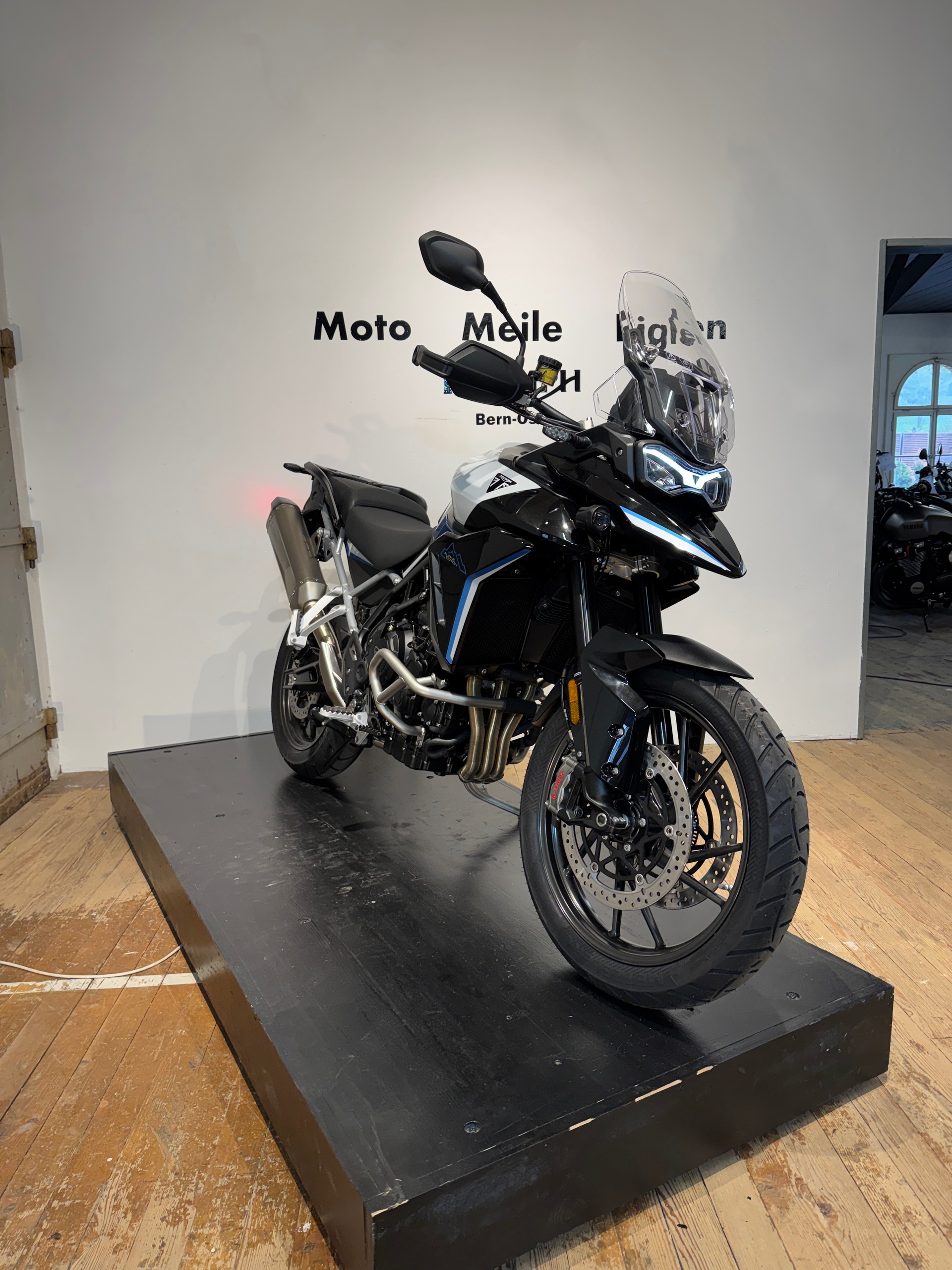 TRIUMPH Tiger 900 Alpine Edition (neu)-showroom-element-1