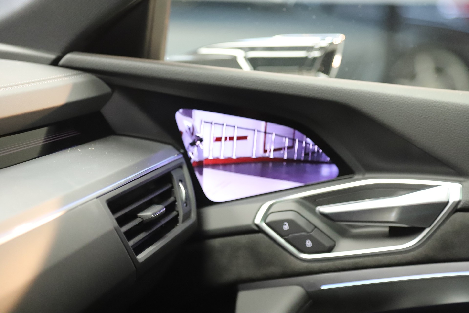 AUDI e-tron 55 Sportback S Line quattro-image-8