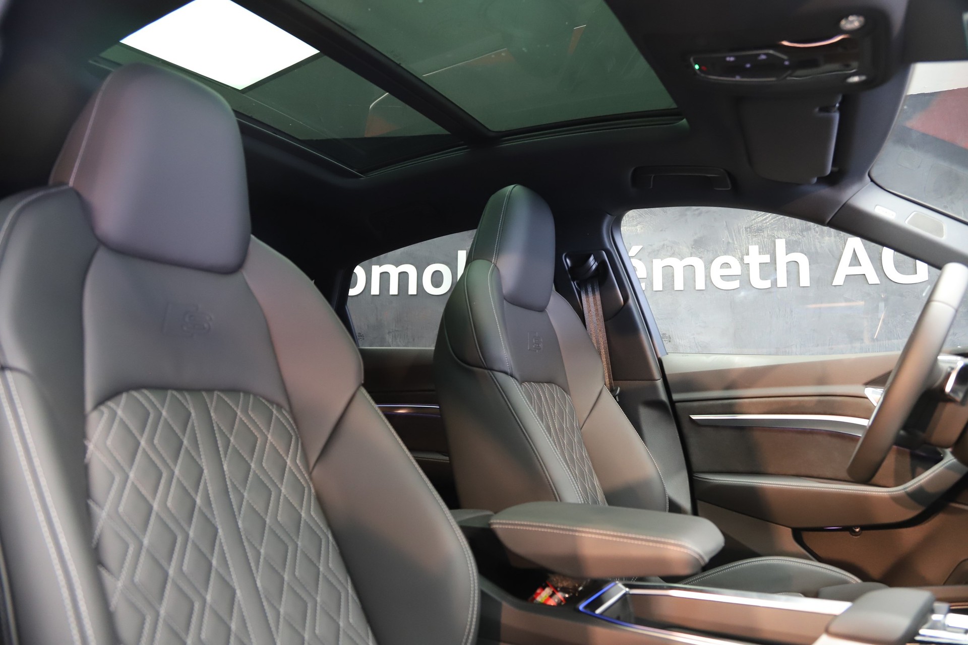 AUDI e-tron 55 Sportback S Line quattro-image-7