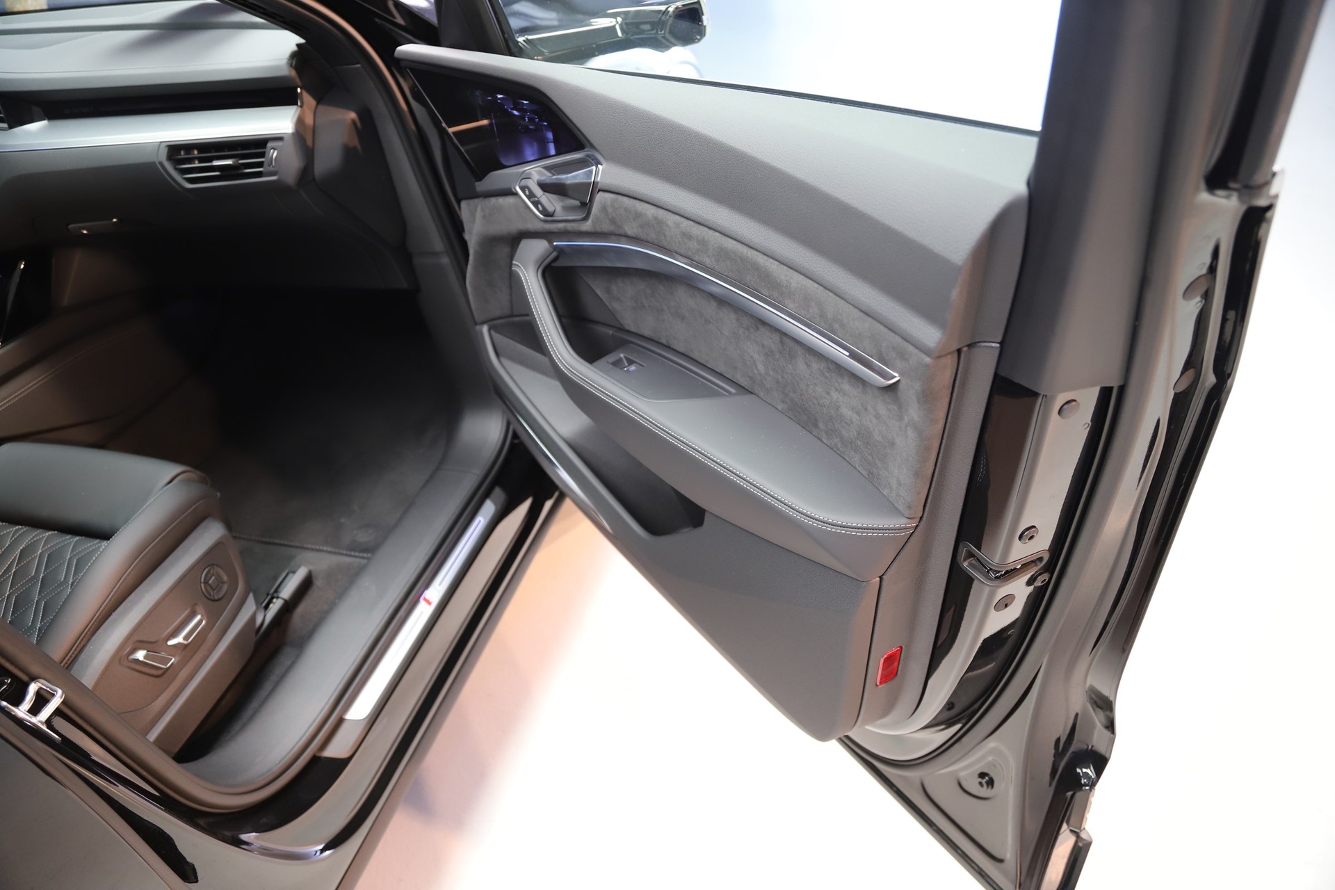 AUDI e-tron 55 Sportback S Line quattro-image-9