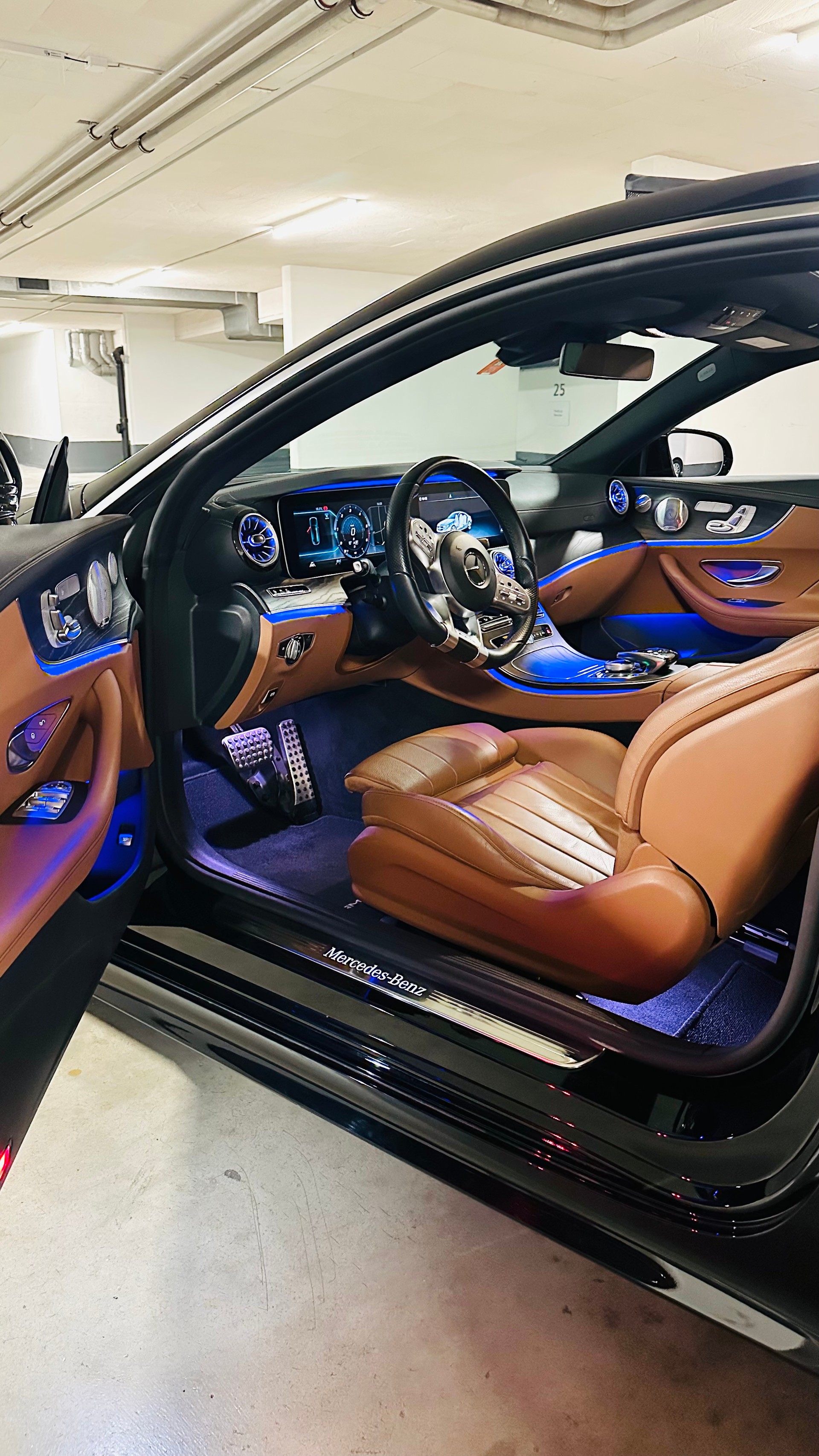 MERCEDES-BENZ E 220 d Coupé AMG Line 9G-Tronic-image-10