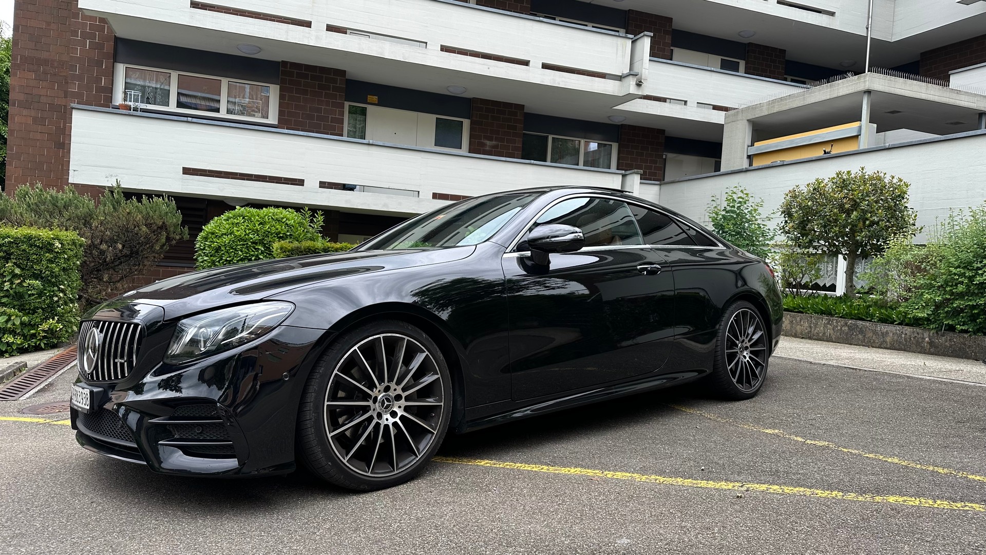 MERCEDES-BENZ E 220 d Coupé AMG Line 9G-Tronic-image-5