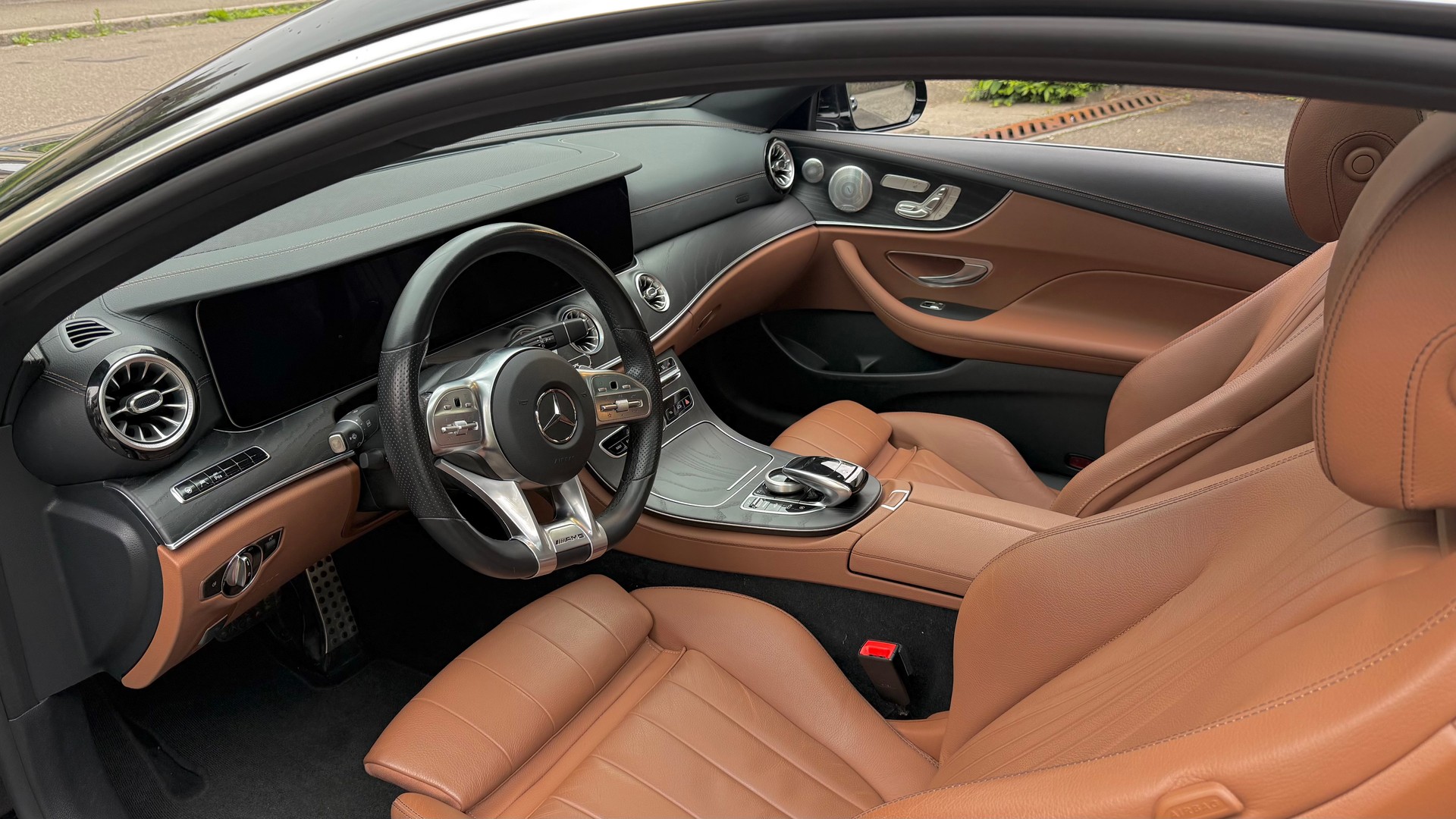 MERCEDES-BENZ E 220 d Coupé AMG Line 9G-Tronic-image-12