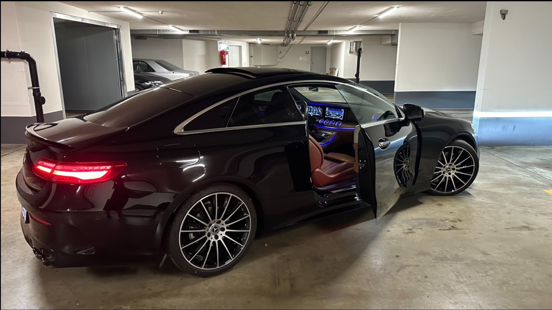 MERCEDES-BENZ E 220 d Coupé AMG Line 9G-Tronic-image-16
