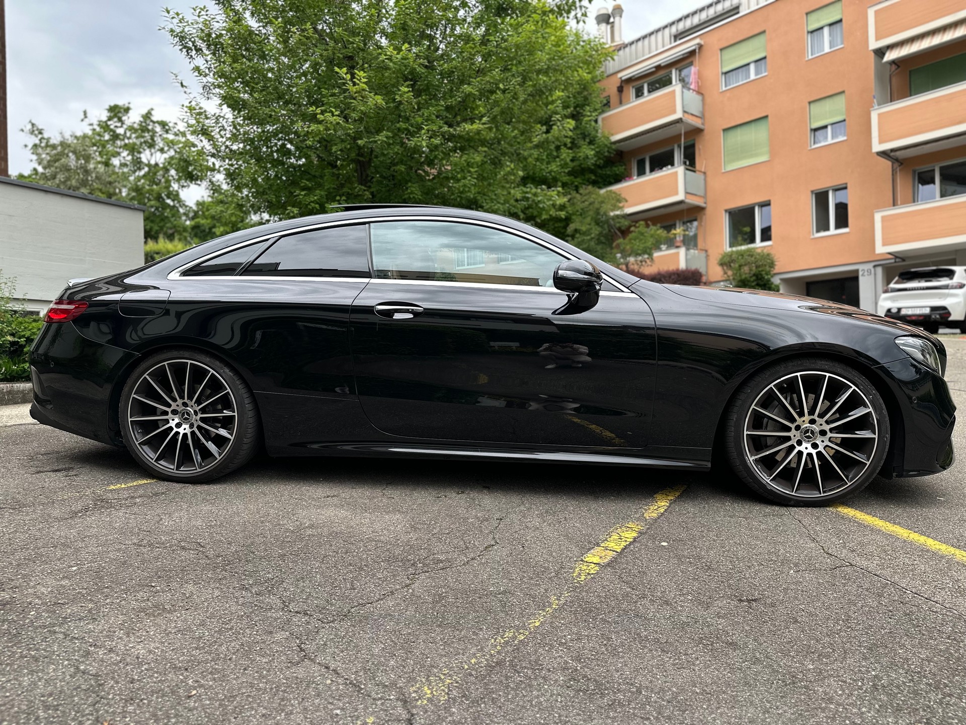 MERCEDES-BENZ E 220 d Coupé AMG Line 9G-Tronic-image-4