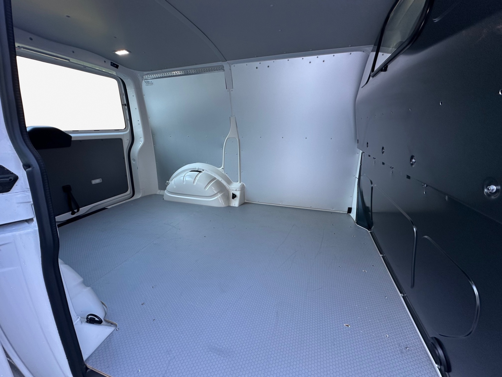 VW T6.1 2.0 TDI DSG-image-11