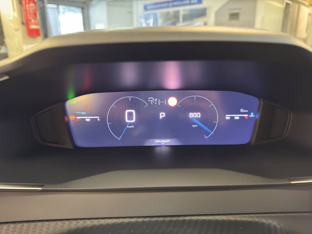 PEUGEOT 208 1.2 Hybrid Allure Premium-image-5