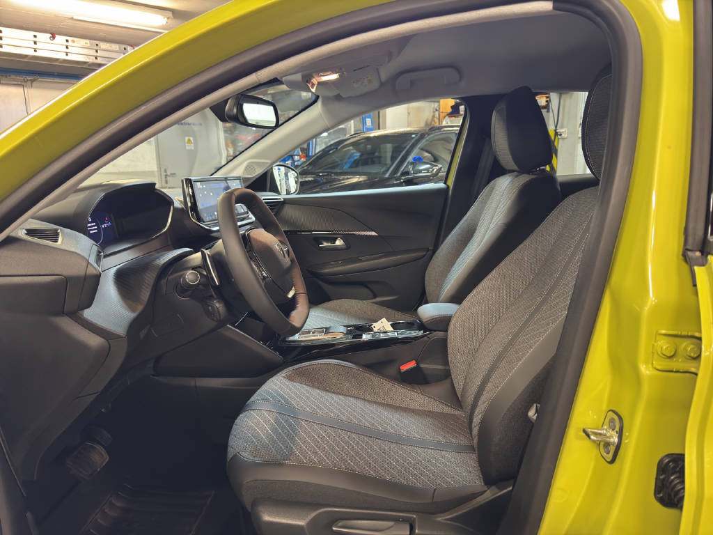 PEUGEOT 208 1.2 Hybrid Allure Premium-image-4