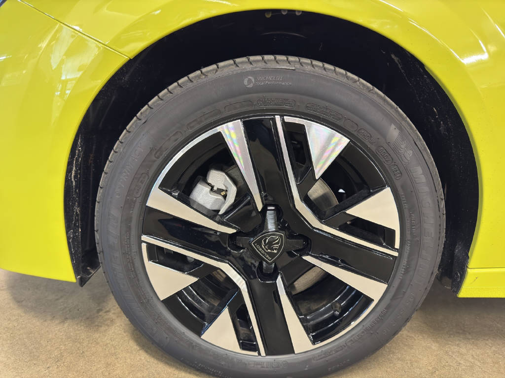 PEUGEOT 208 1.2 Hybrid Allure Premium-image-9