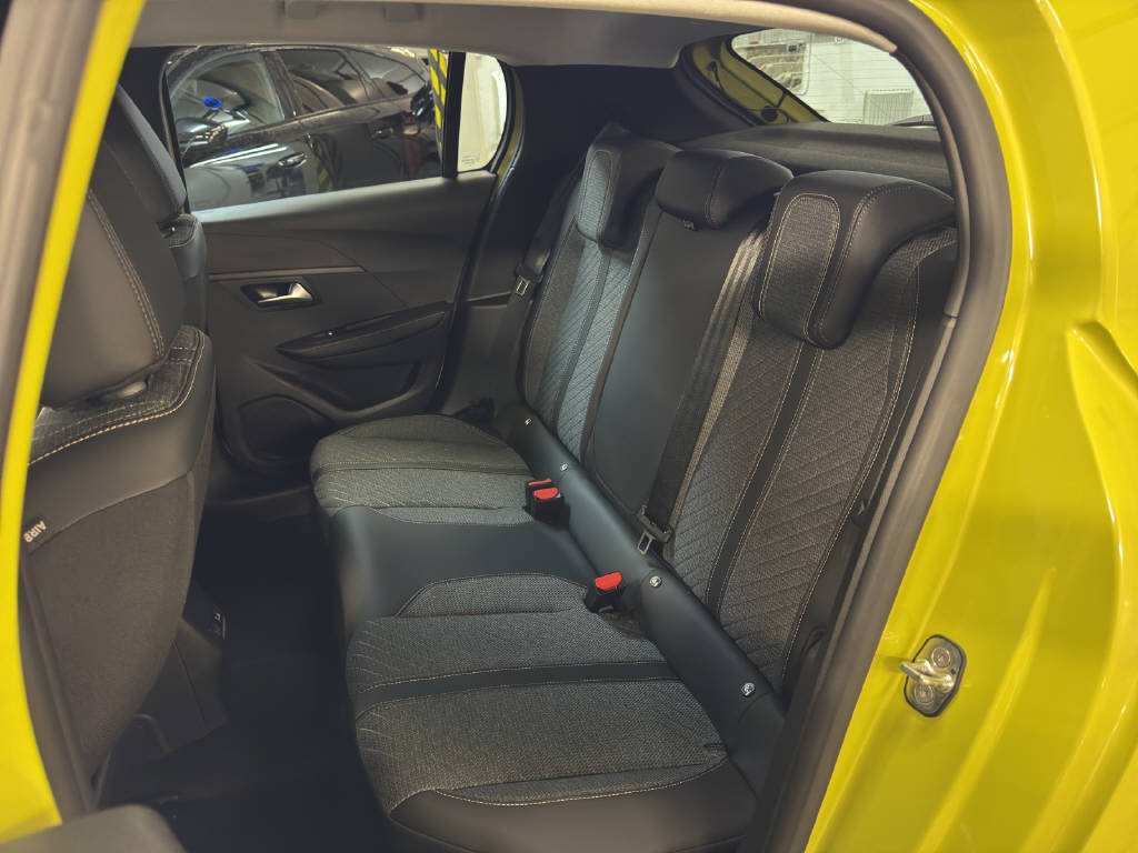 PEUGEOT 208 1.2 Hybrid Allure Premium-image-7