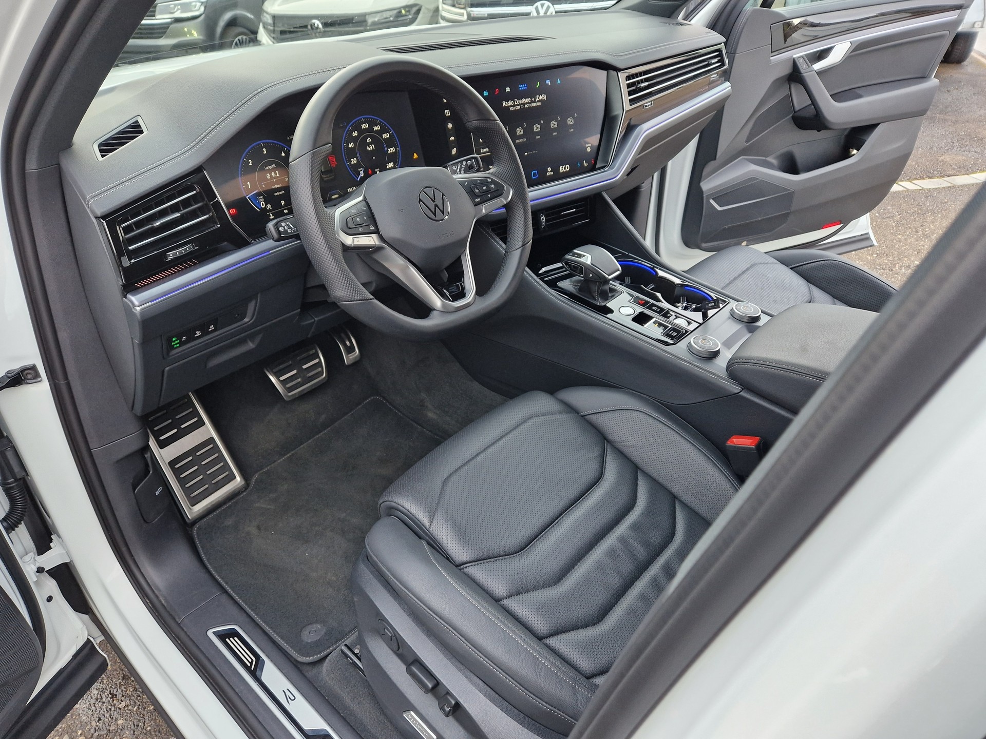 VW Touareg 3.0 TDI R-Line Tiptronic-image-10
