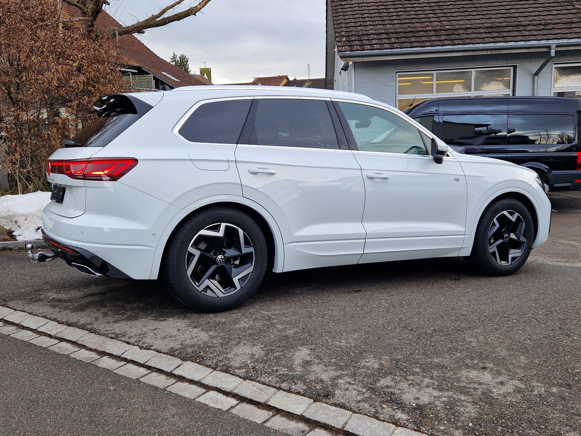 VW Touareg 3.0 TDI R-Line Tiptronic-image-5