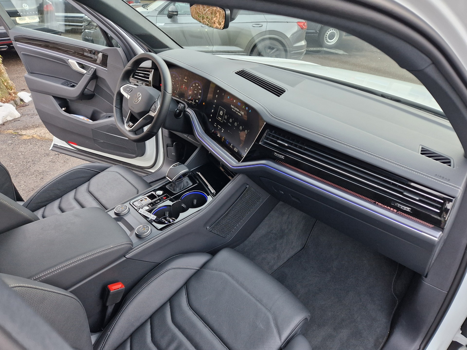 VW Touareg 3.0 TDI R-Line Tiptronic-image-11
