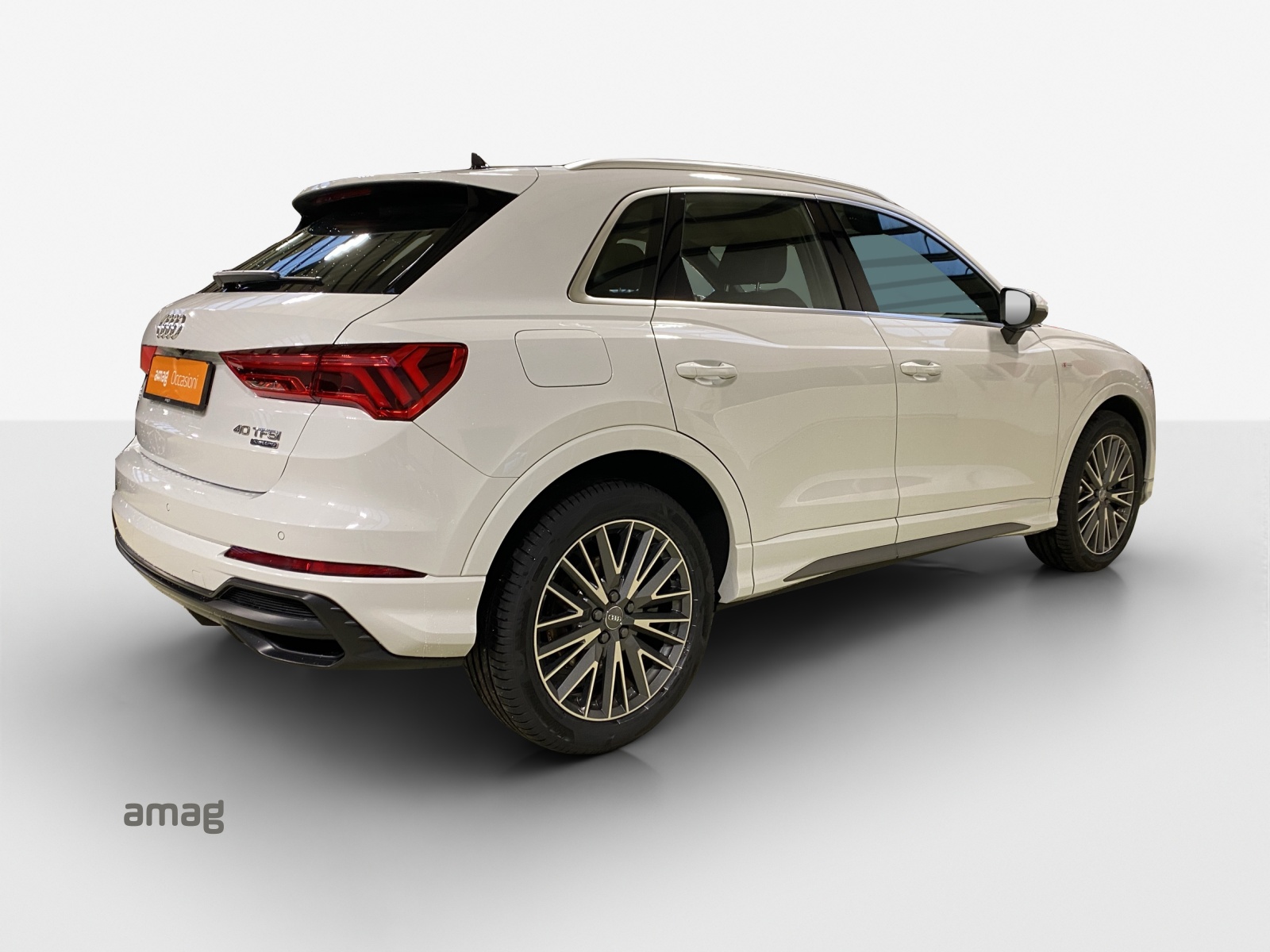 AUDI Q3 40 TFSI S line quattro S-tronic-image-4