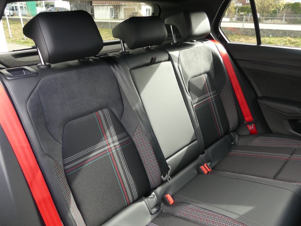 VW Golf 2.0 TSI GTI Edition 50 DSG-image-12