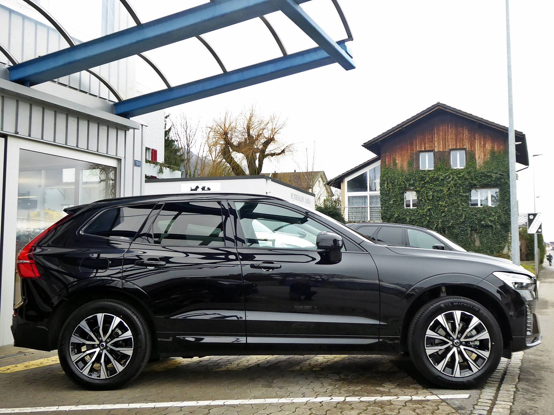 VOLVO XC60 B5 B AWD Plus Dark-image-2