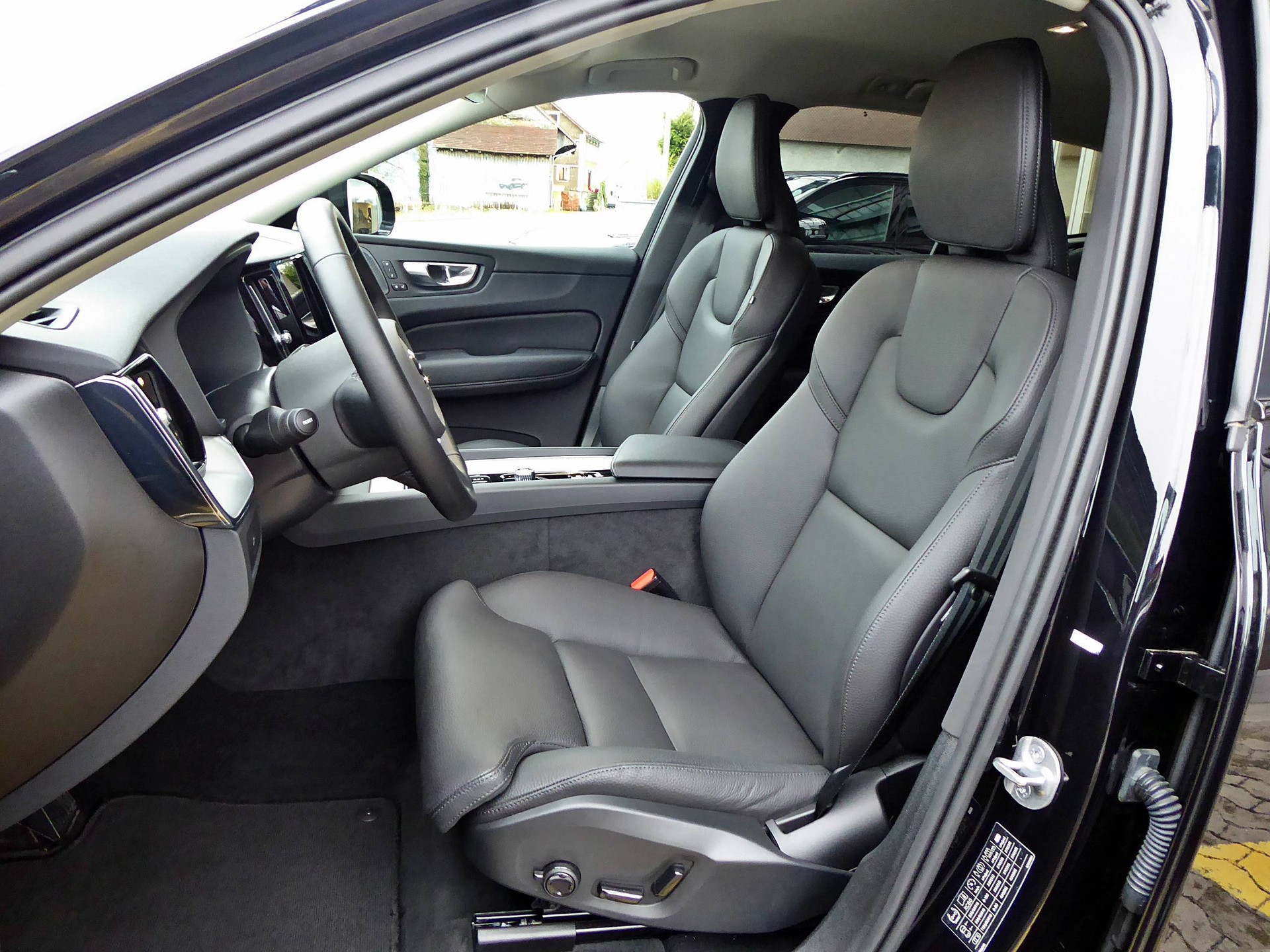 VOLVO XC60 B5 B AWD Plus Dark-image-8