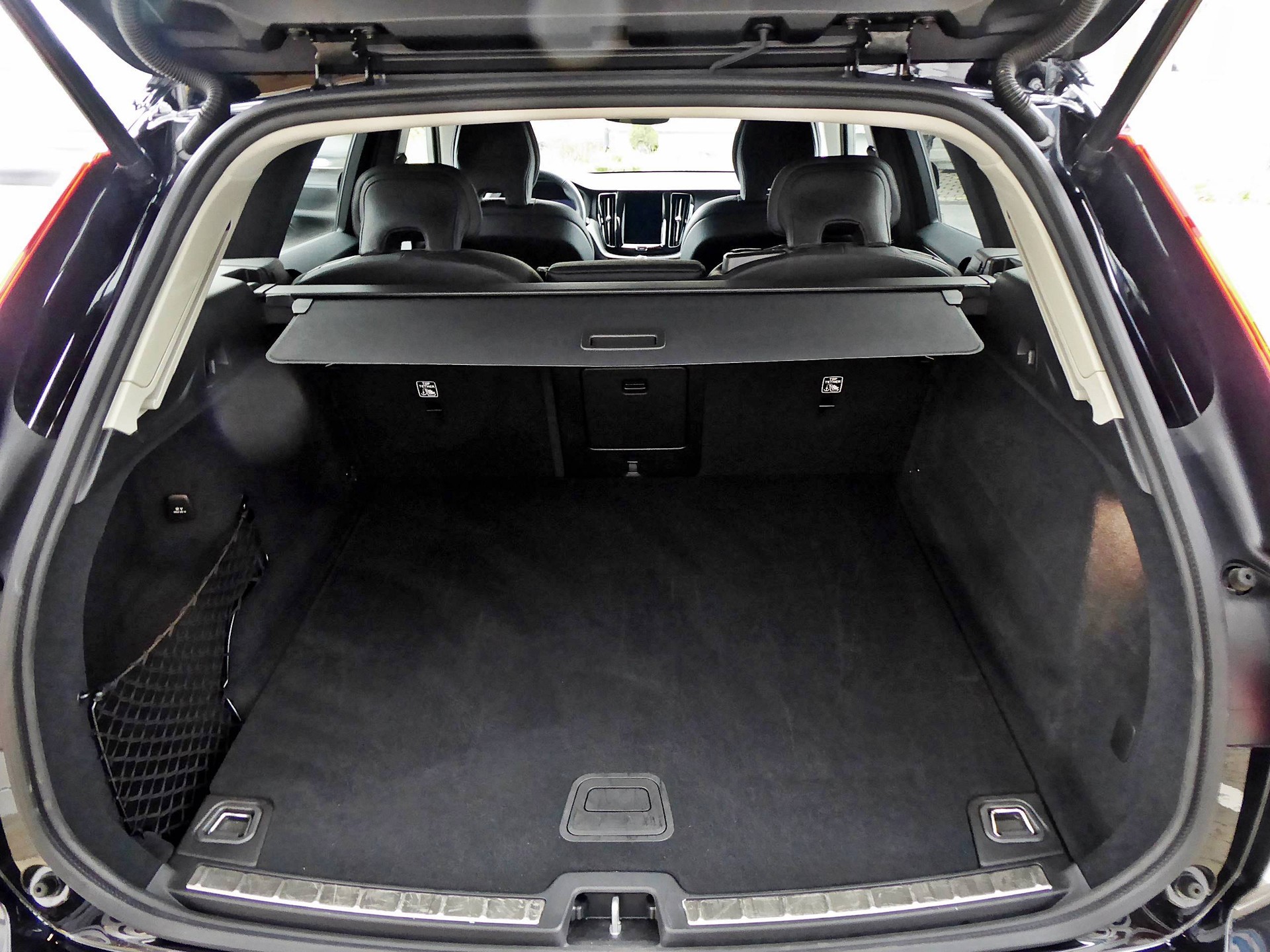 VOLVO XC60 B5 B AWD Plus Dark-image-6