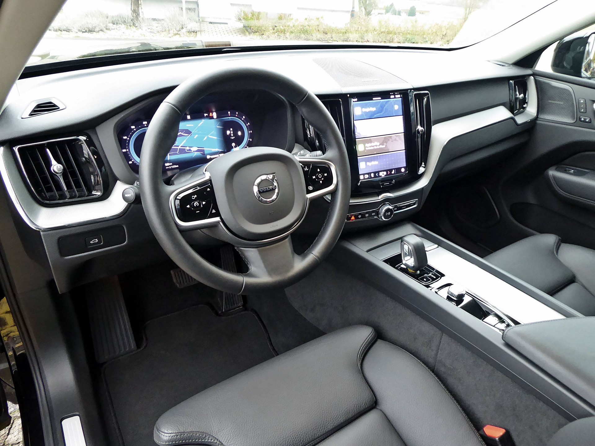 VOLVO XC60 B5 B AWD Plus Dark-image-9