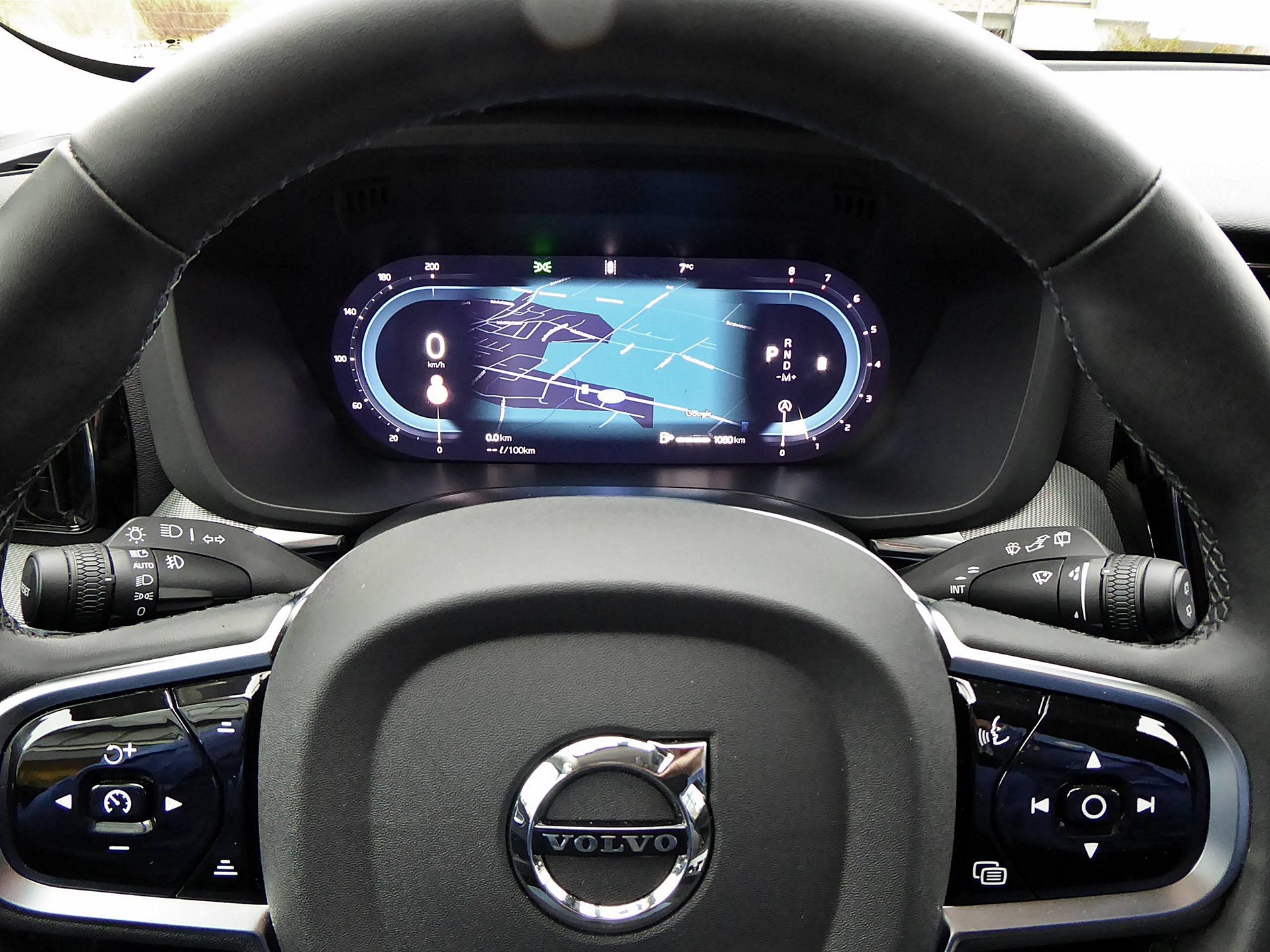 VOLVO XC60 B5 B AWD Plus Dark-image-10
