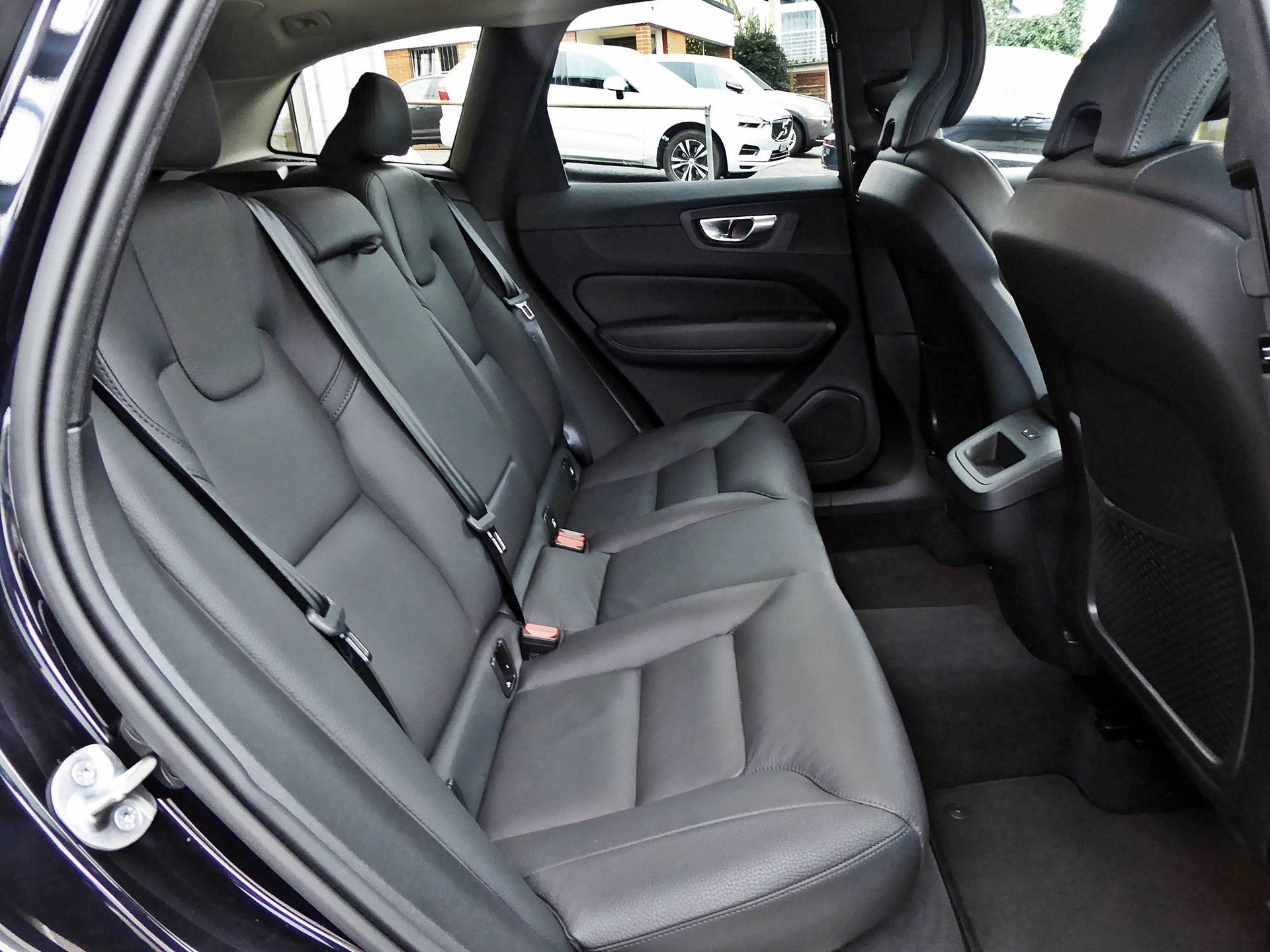 VOLVO XC60 B5 B AWD Plus Dark-image-5