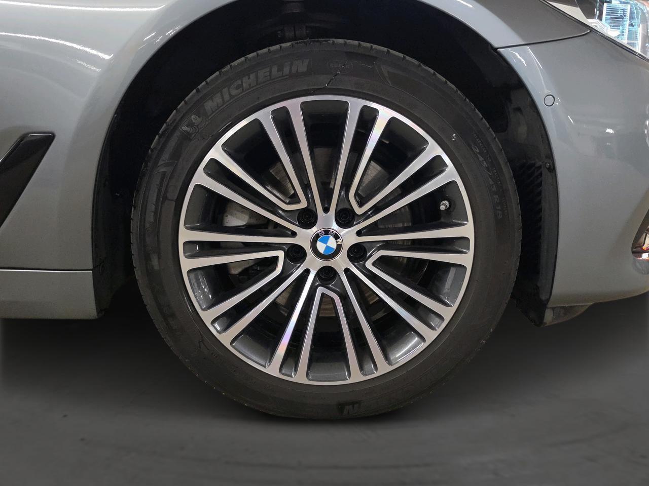 BMW 520d xDrive Touring Sport Line-image-11