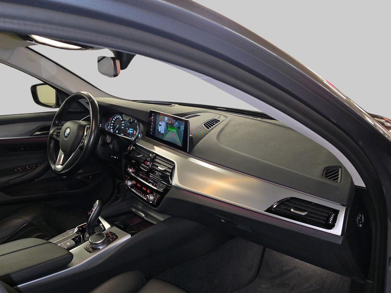 BMW 520d xDrive Touring Sport Line-image-12