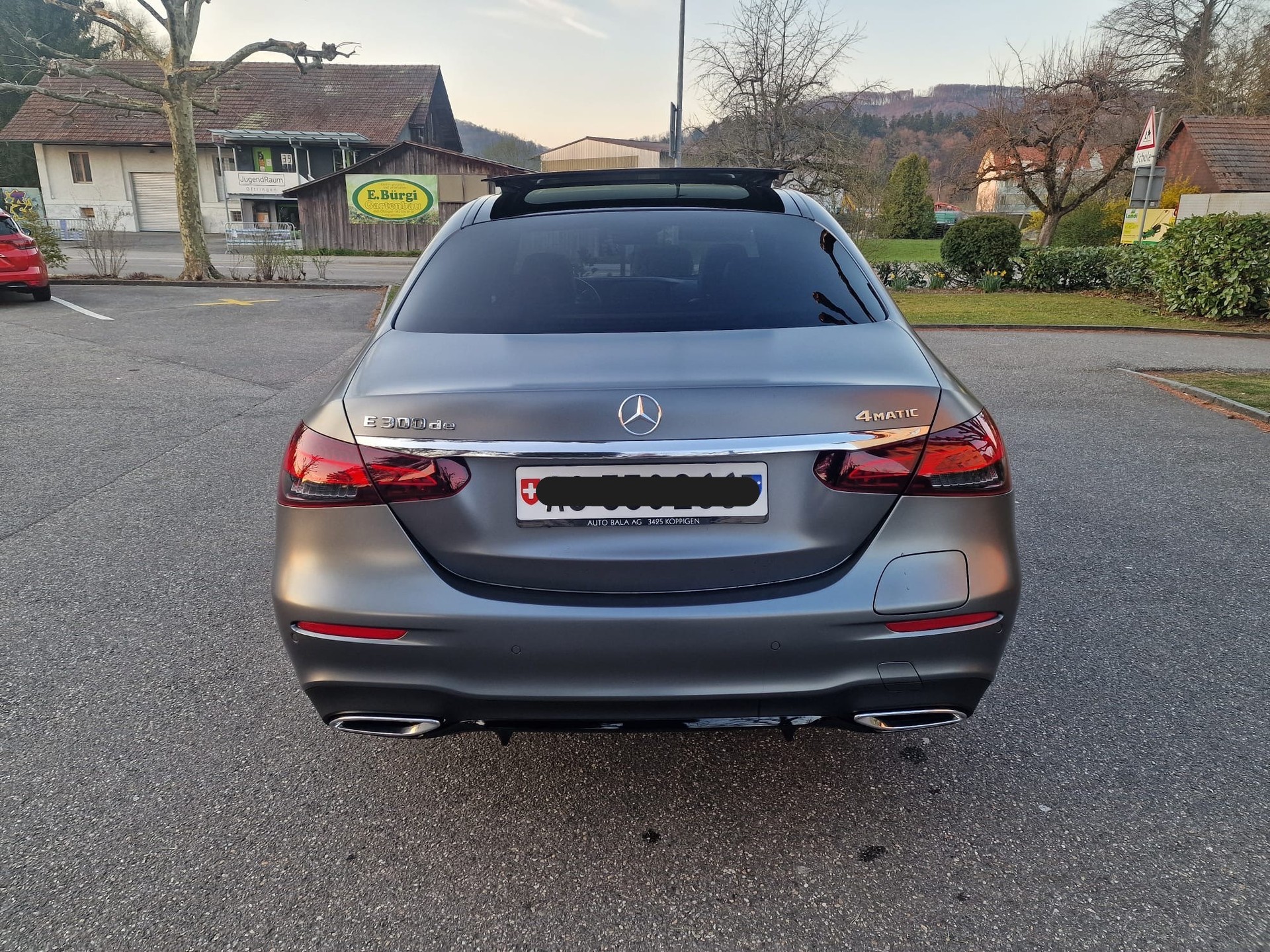 MERCEDES-BENZ E 300 de 4Matic AMG Line 9G-Tronic-image-2