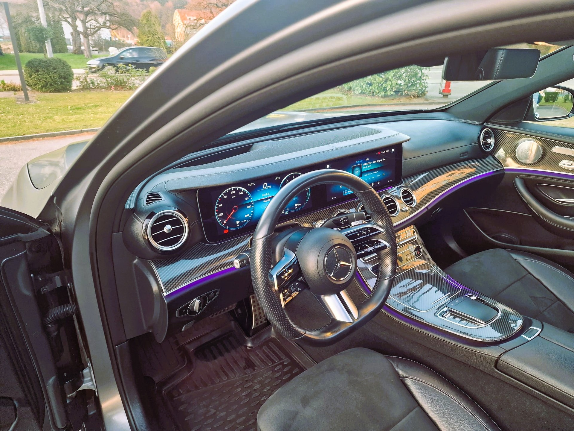MERCEDES-BENZ E 300 de 4Matic AMG Line 9G-Tronic-image-4