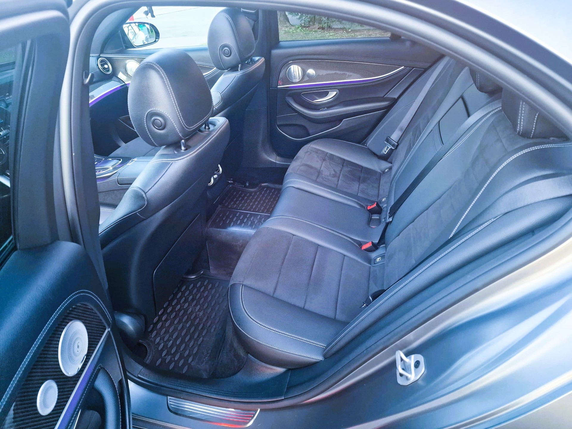 MERCEDES-BENZ E 300 de 4Matic AMG Line 9G-Tronic-image-5