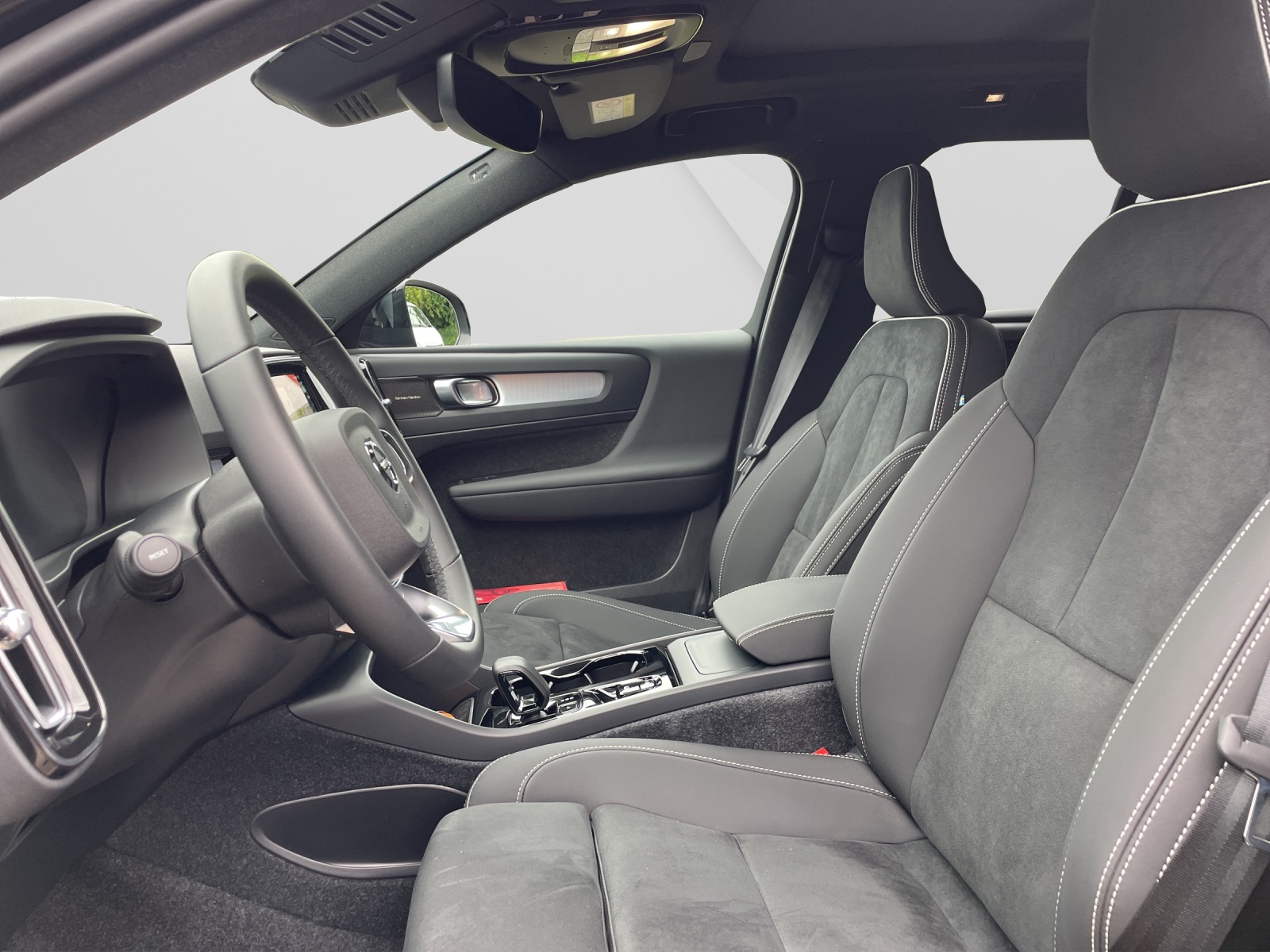 VOLVO XC40 2.0 B4 MH Plus Dark-image-9
