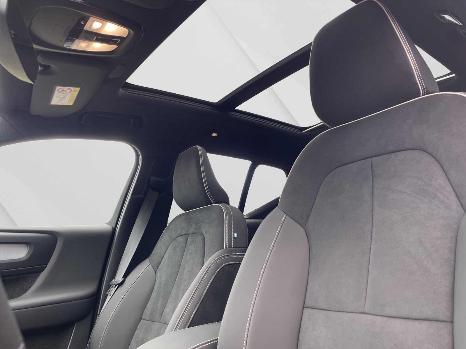 VOLVO XC40 2.0 B4 MH Plus Dark-image-17