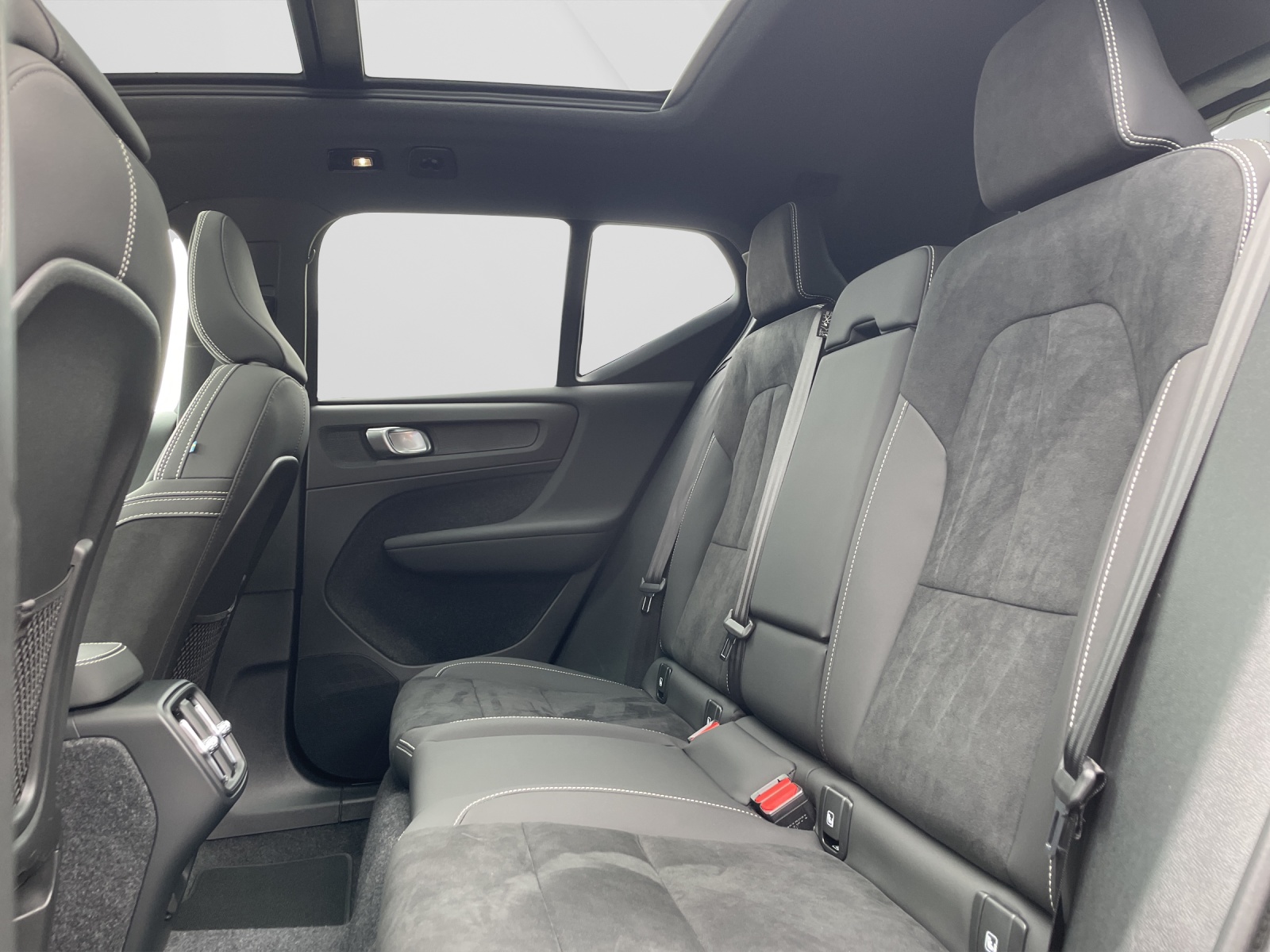 VOLVO XC40 2.0 B4 MH Plus Dark-image-13