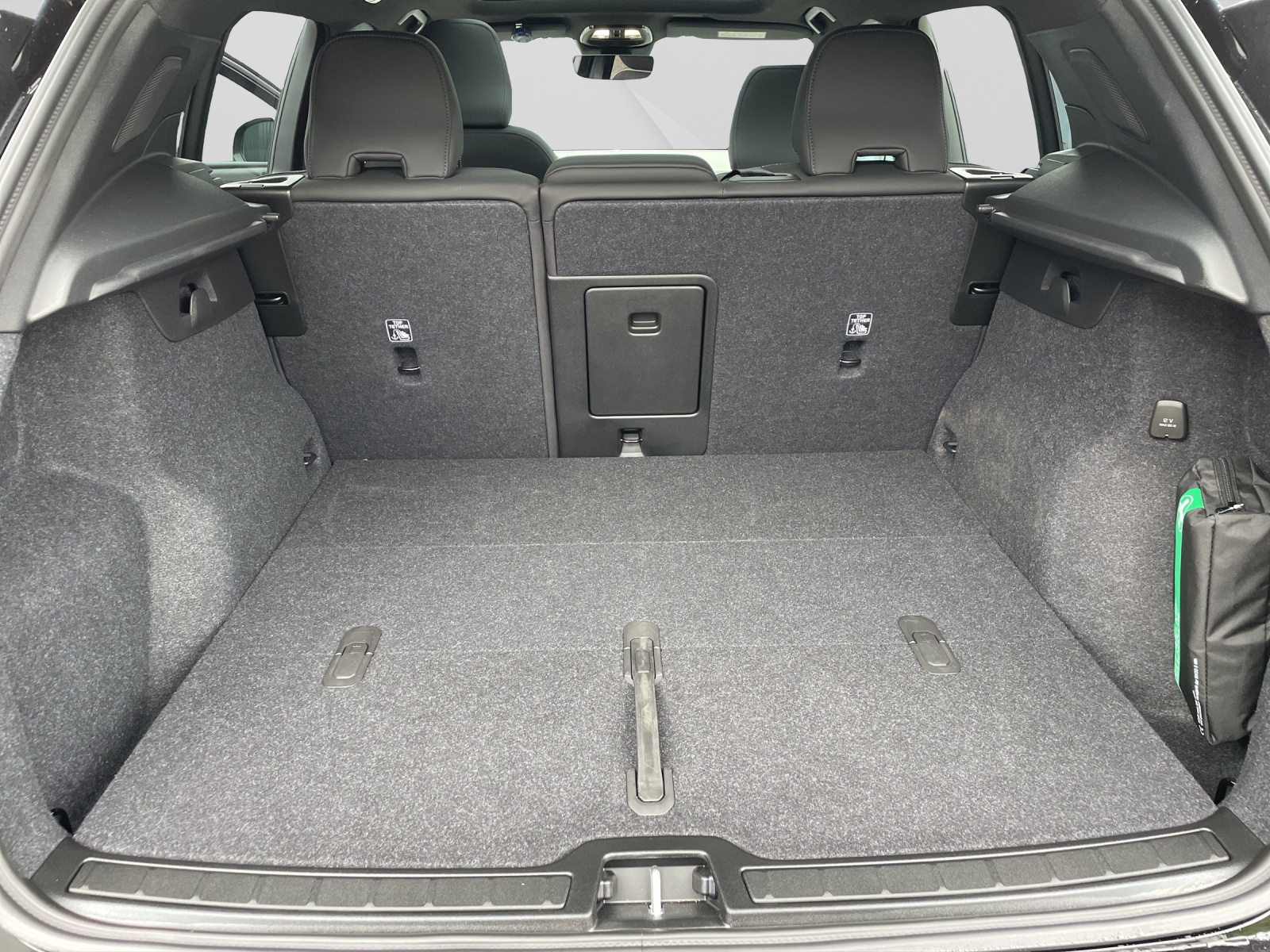 VOLVO XC40 2.0 B4 MH Plus Dark-image-14