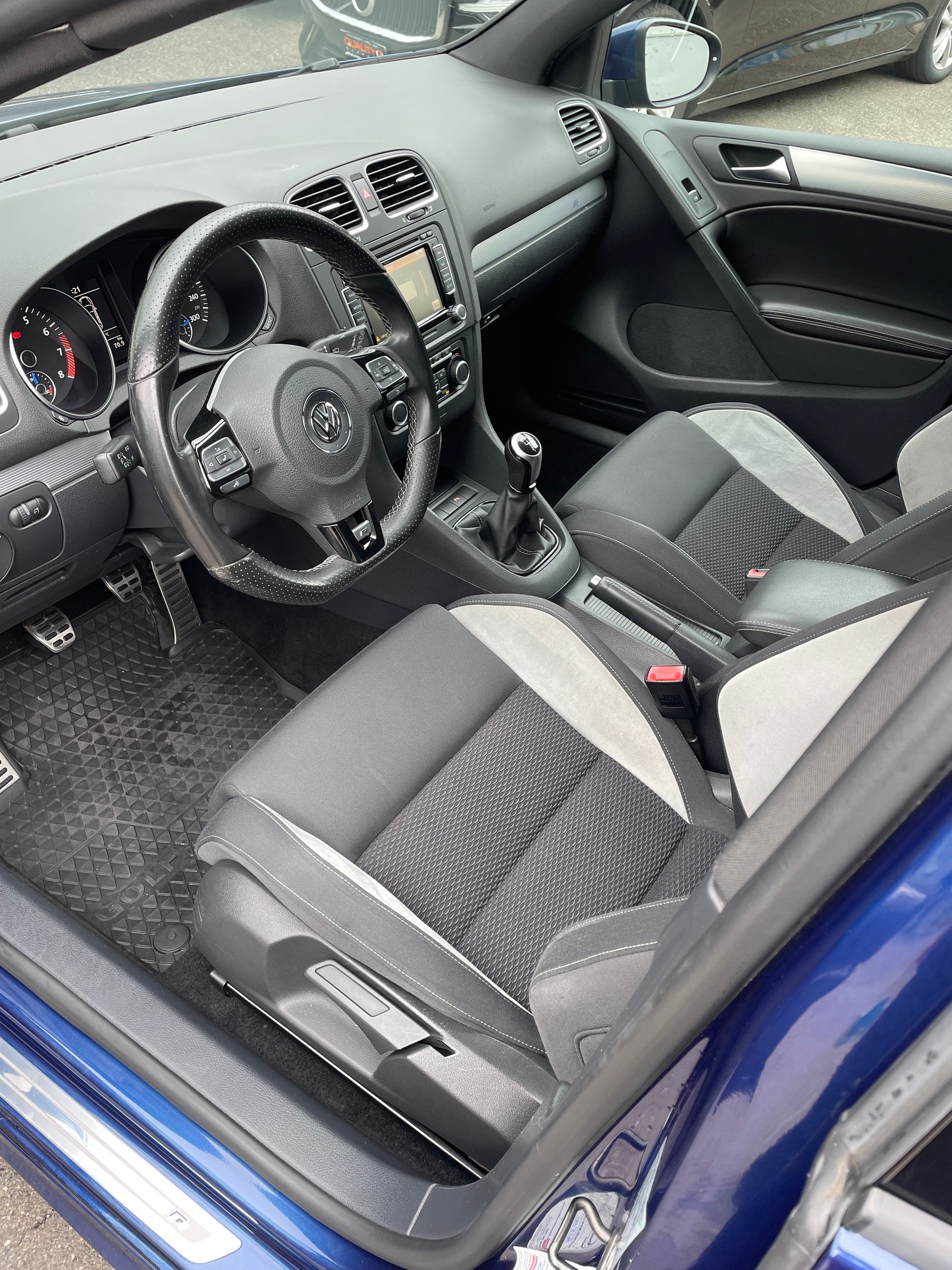 VW Golf 2.0 TSI R 4Motion-image-6