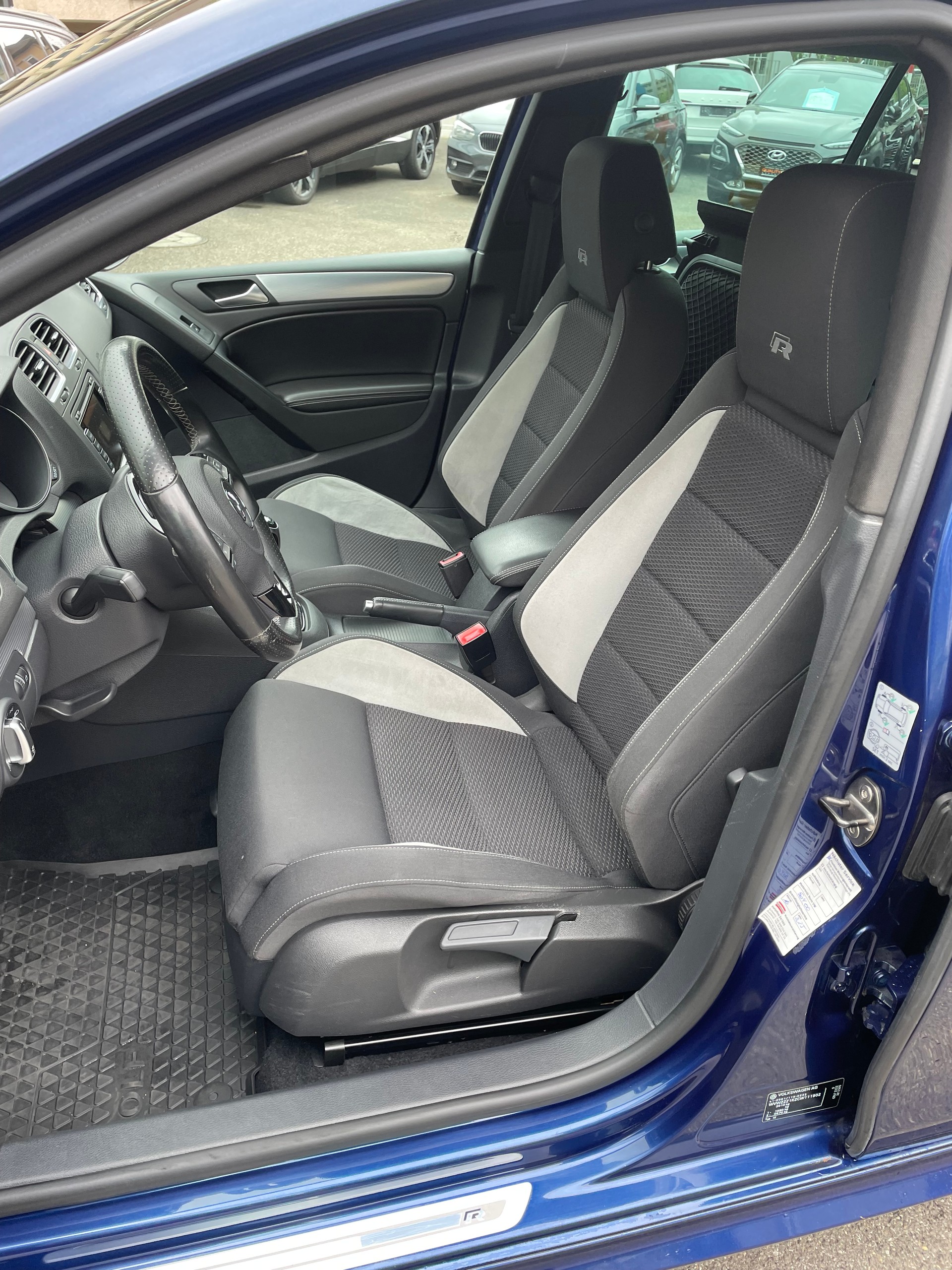 VW Golf 2.0 TSI R 4Motion-image-7