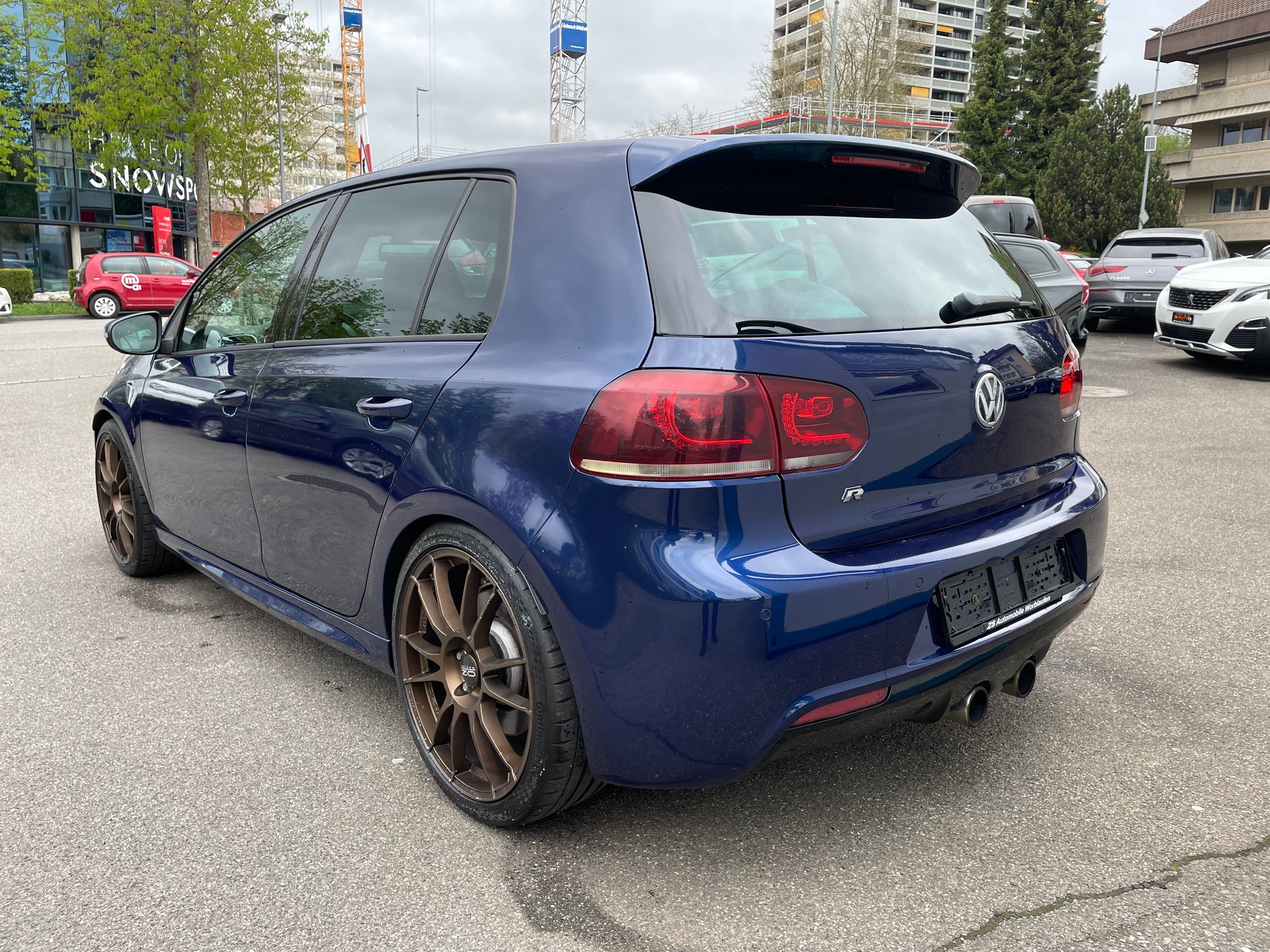 VW Golf 2.0 TSI R 4Motion-image-2