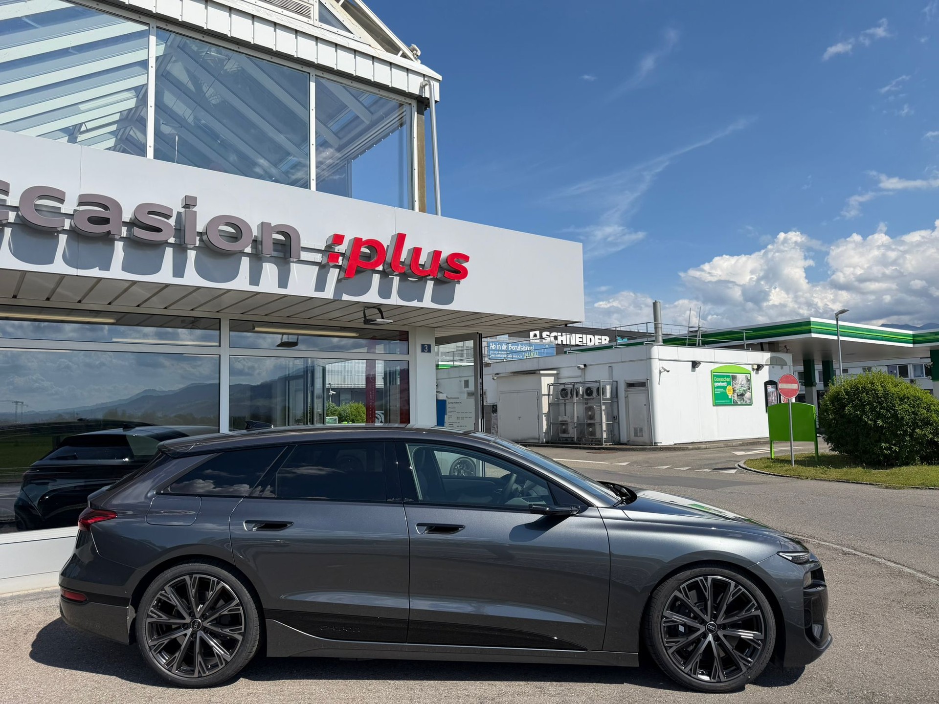 AUDI S6 Avant e-tron quattro-image-2