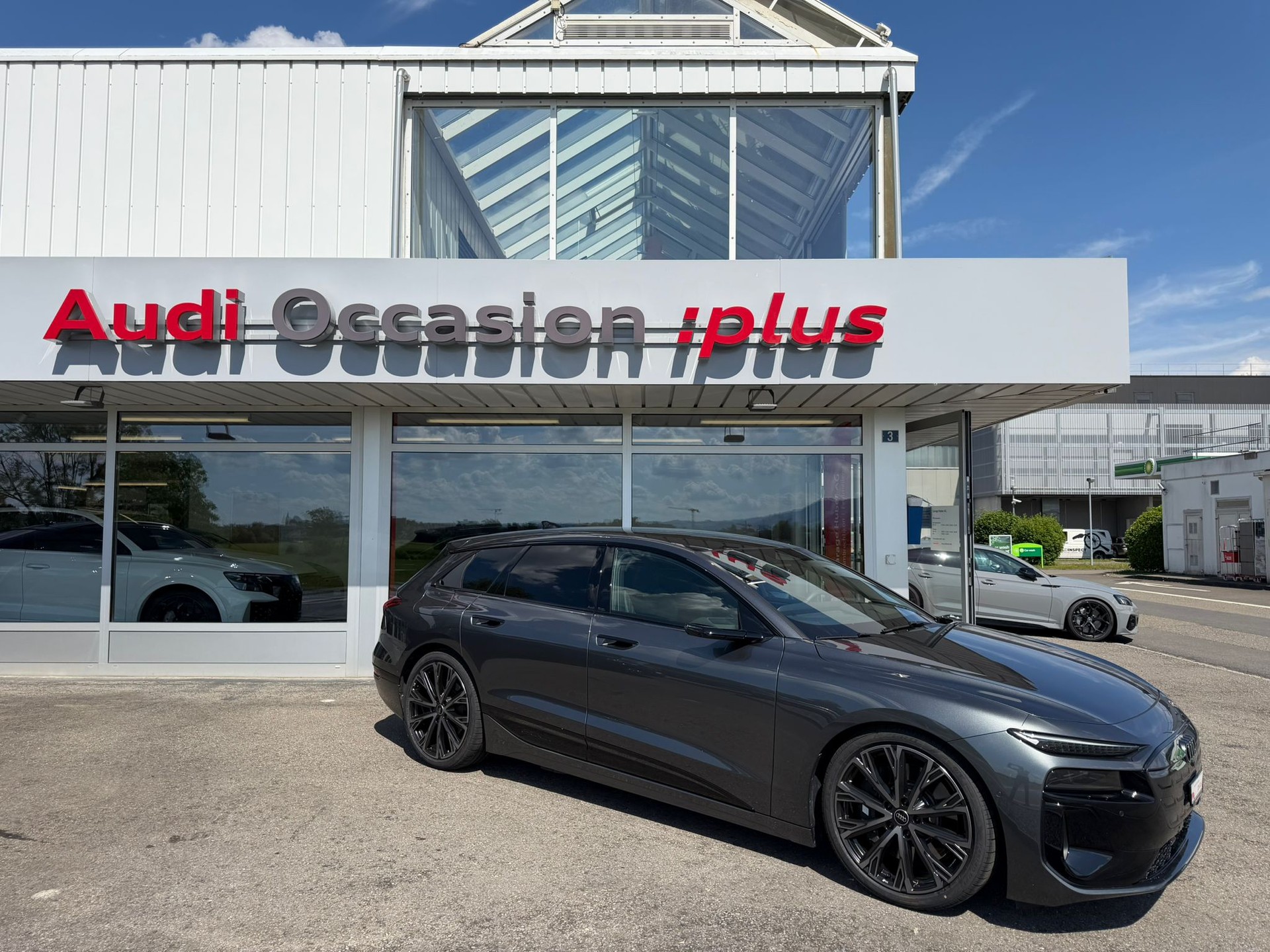 AUDI S6 Avant e-tron quattro-image-1