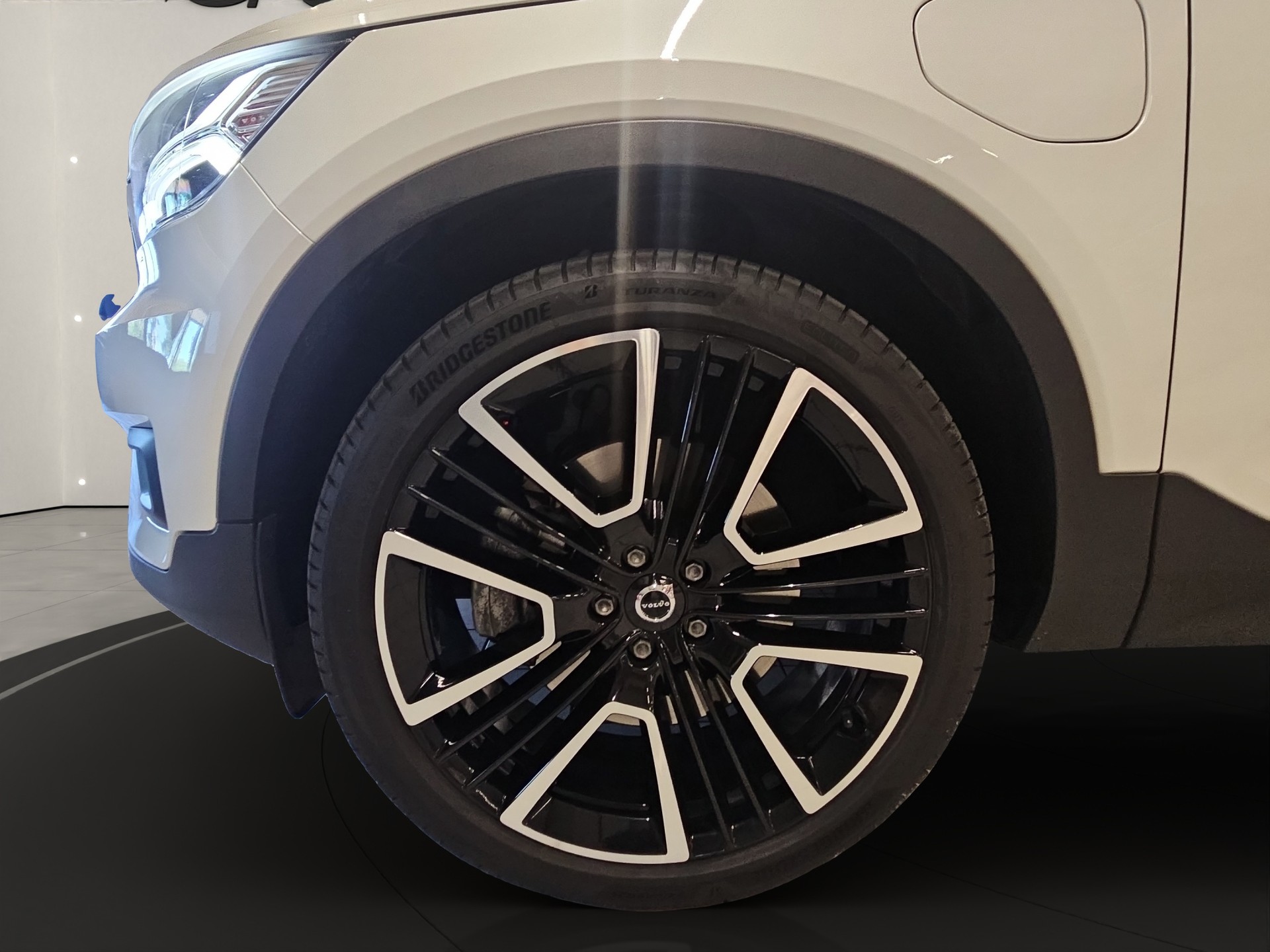VOLVO XC40 1.5 T5 PiH R-Design-image-6