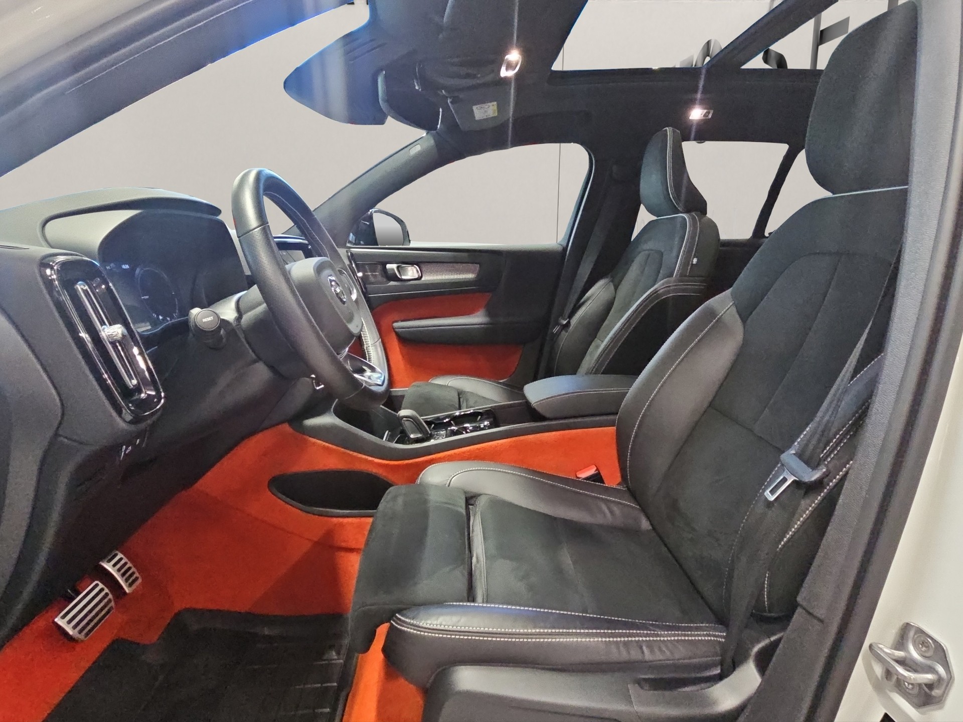 VOLVO XC40 1.5 T5 PiH R-Design-image-16