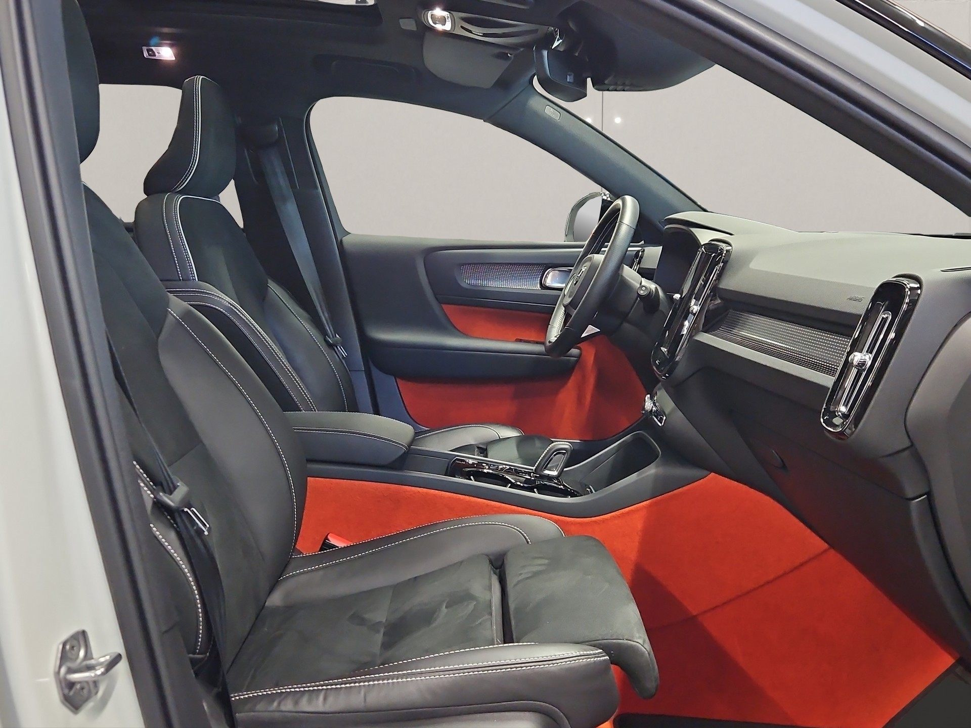 VOLVO XC40 1.5 T5 PiH R-Design-image-13