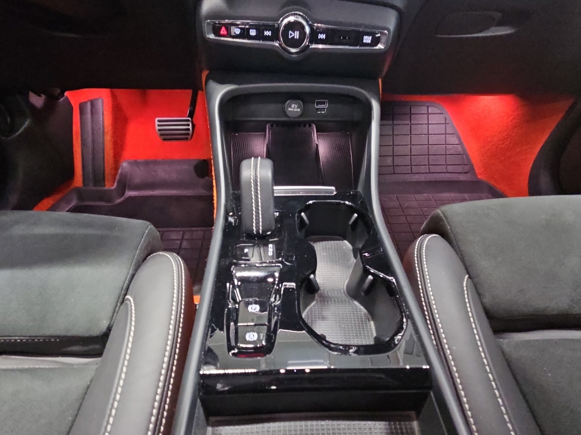 VOLVO XC40 1.5 T5 PiH R-Design-image-14